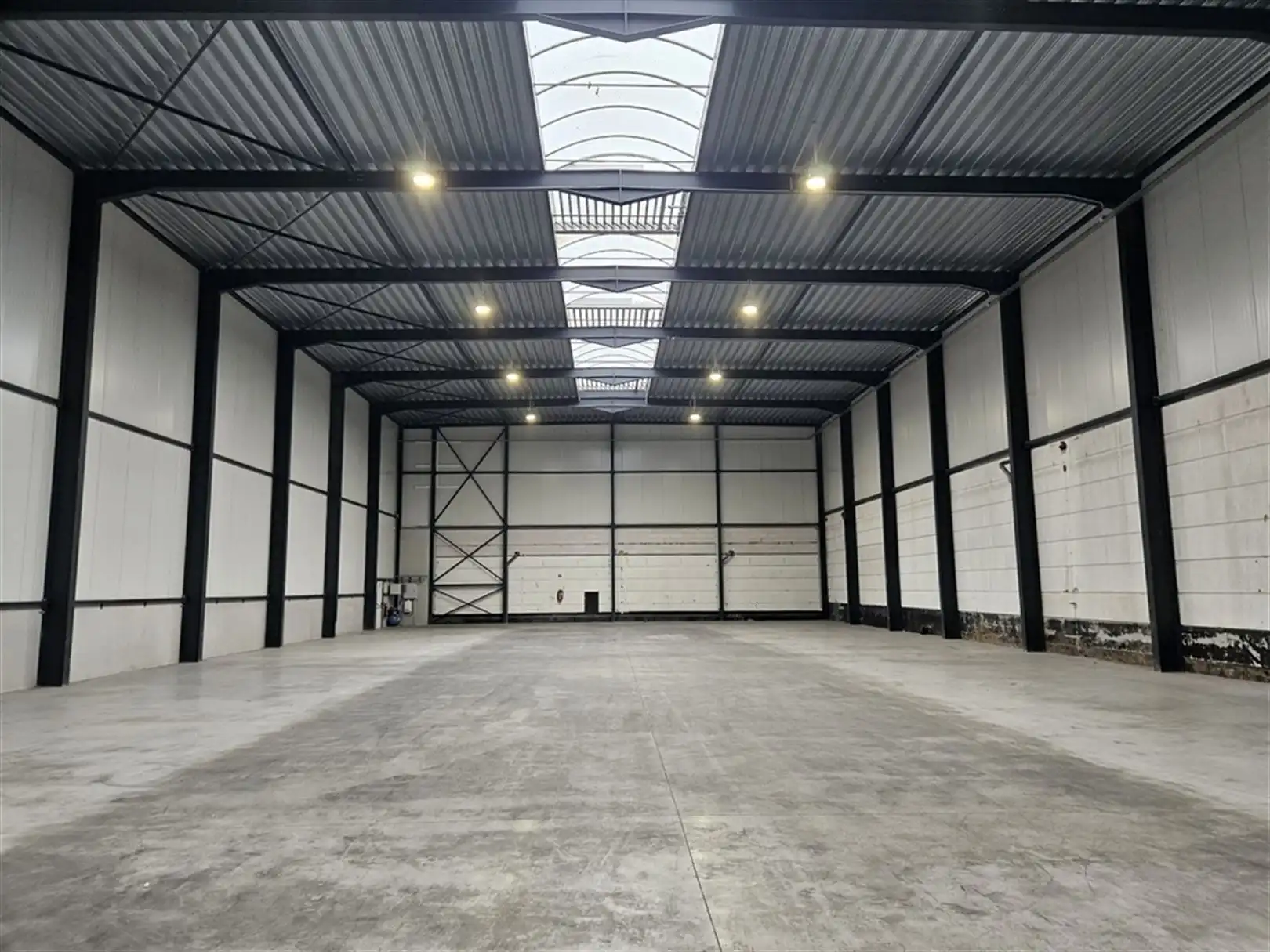 Recent magazijn met laad-en loskades foto 4