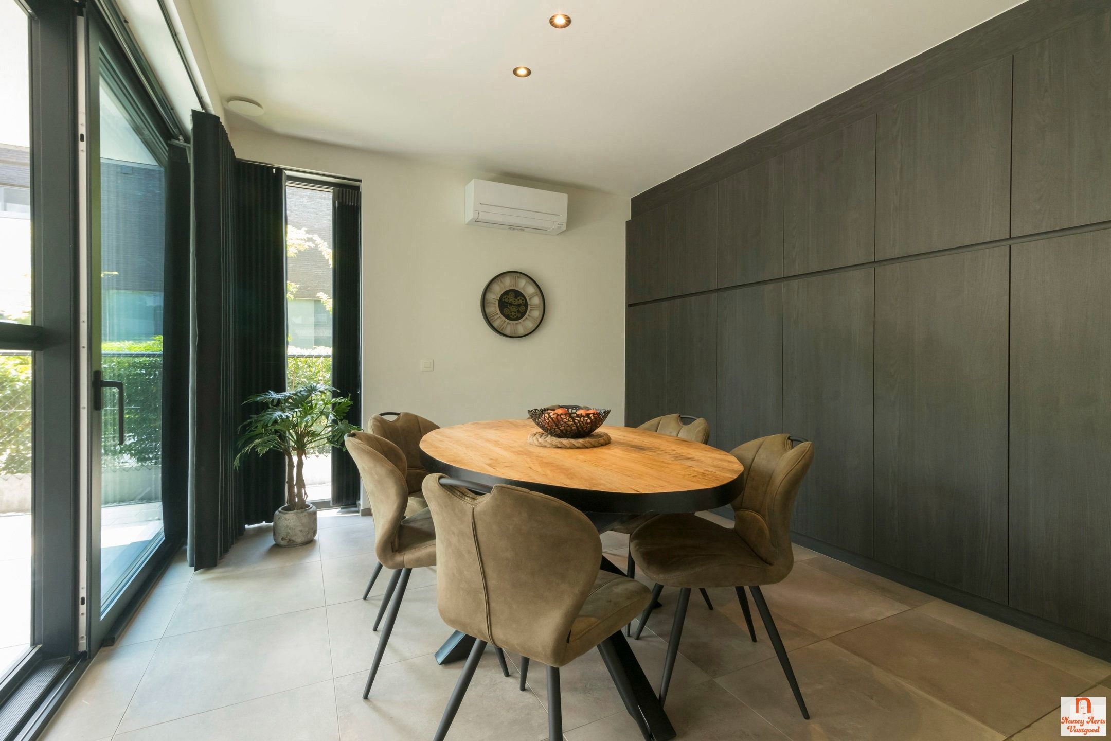 Ruimtelijk wonen met verfijnde afwerking in hartje Koersel foto 35