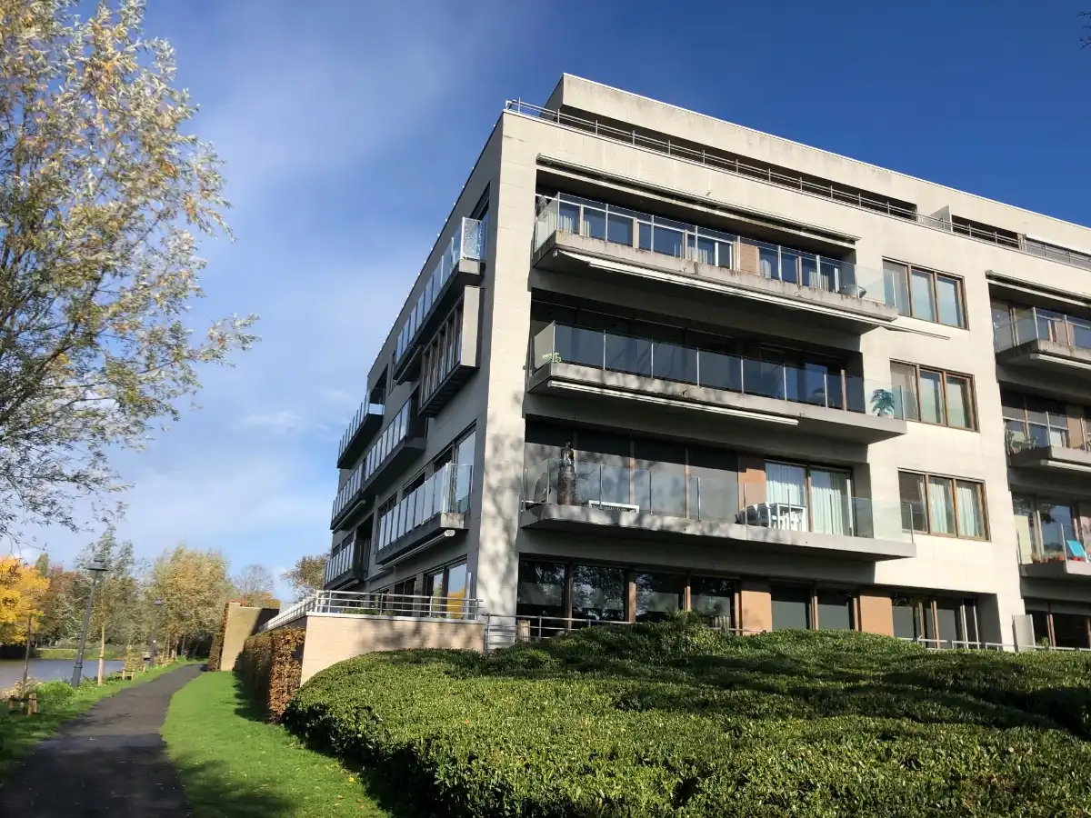 LUXE APPARTEMENT + zeer riant zongericht terras, dubbele garage & (wijn)kelder foto 2