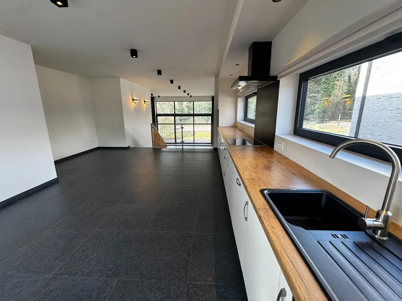 Architecturale woning met unieke split-level leefruimte in het groene Wiemesmeer foto 5