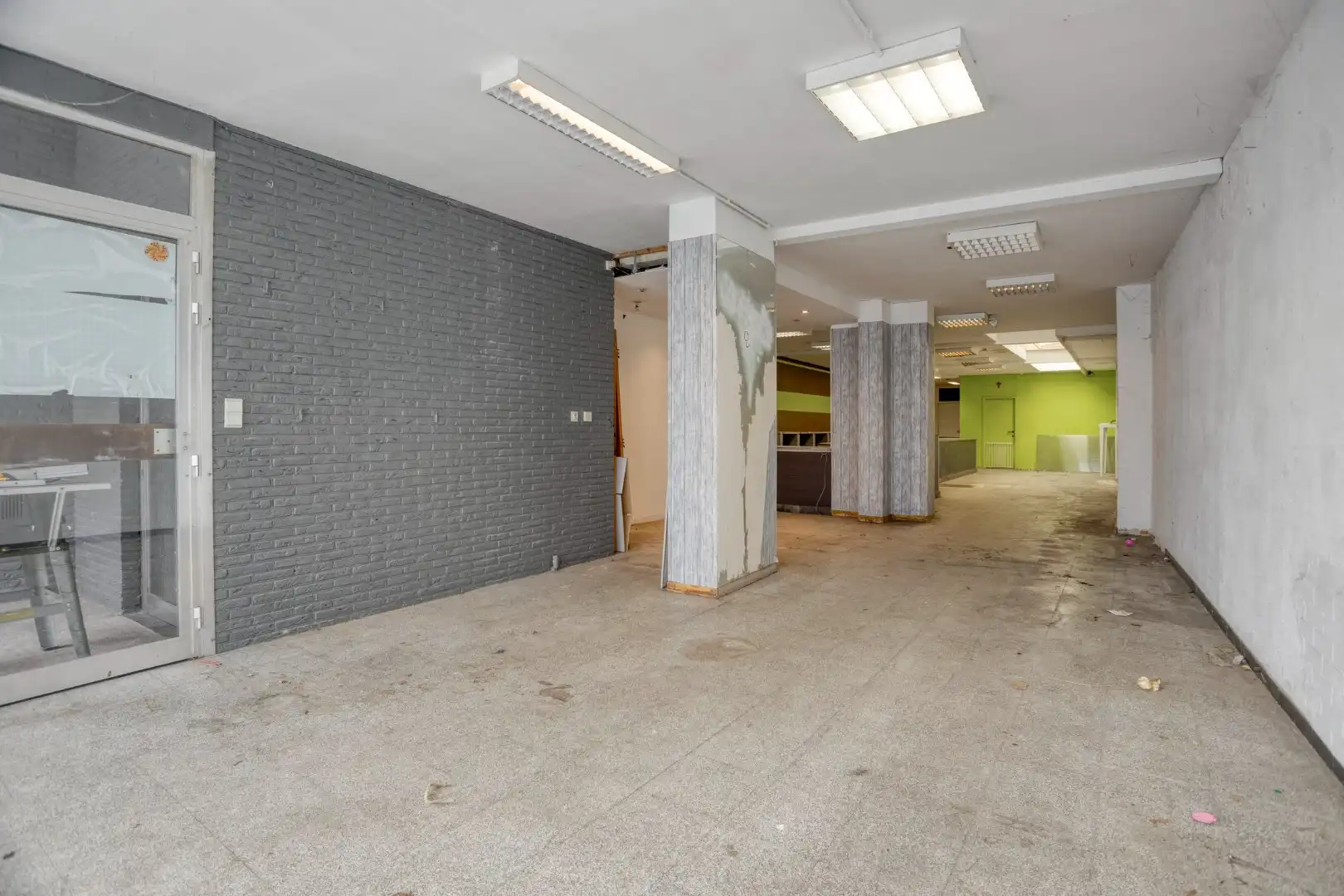 Gebouw met winkel-/kantoorruimte en ruim appartement met dakterras foto 5