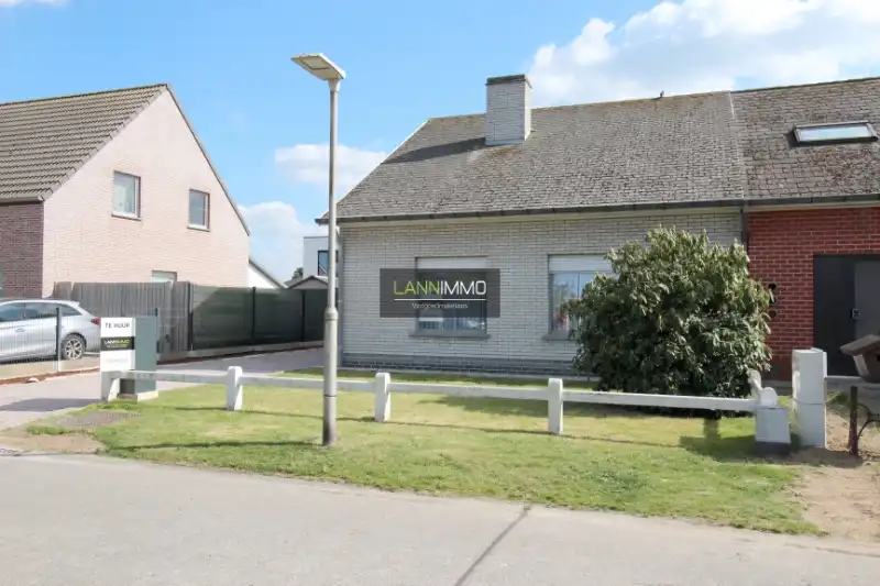 Instapklare woning met 2 slaapkamers en garage foto {{pictureIndex}}