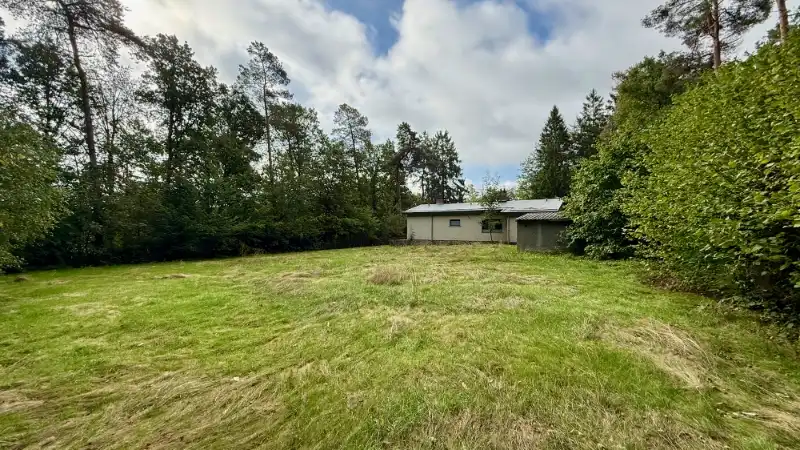 --- NOUVEAU --- Bungalow quatre façades avec 2 chambres, garage et grand jardin dans un environnement verdoyant. foto 4