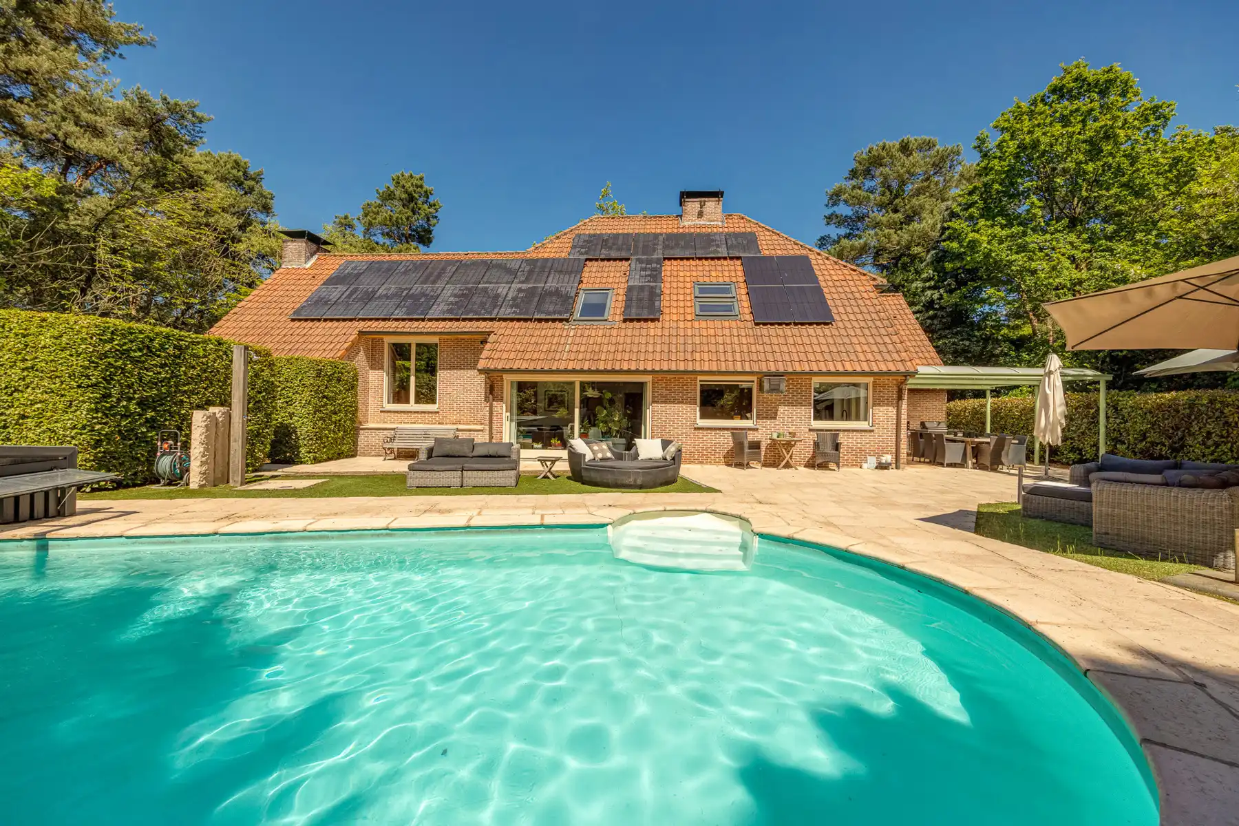 Gerenoveerde villa met 6 slpk, praktijk, zwembad op 1.867m² foto {{pictureIndex}}