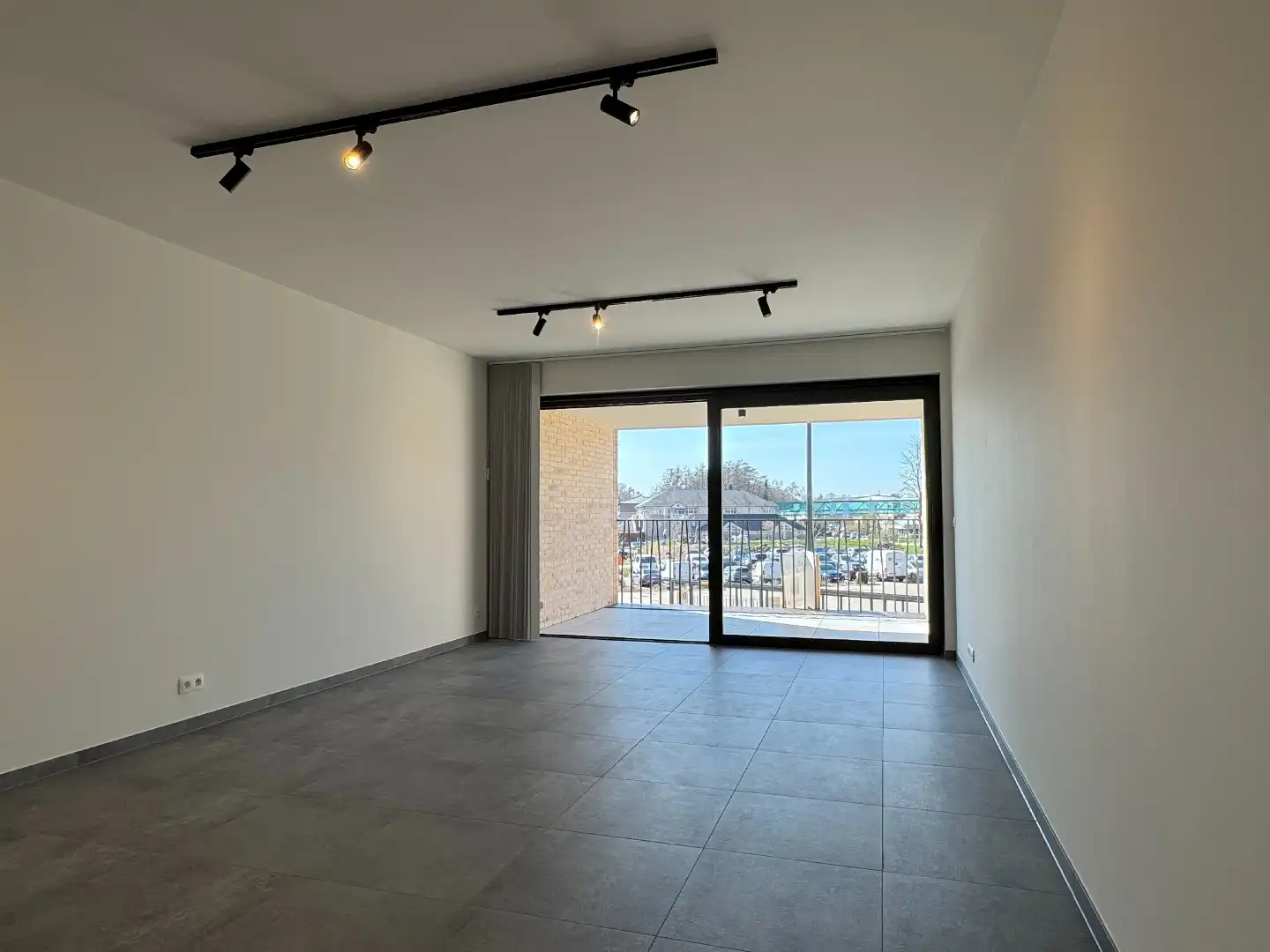 VOLLEDIG AFGEWERKT NIEUWBOUWAPPARTEMENT MET 2 SLAAPKAMERS, TERRAS, ONDERGRONDSE AUTOSTANDPLAATS EN KELDERBERGING IN RESIDENTIE "DE KWINT" TE ZONHOVEN  foto 2