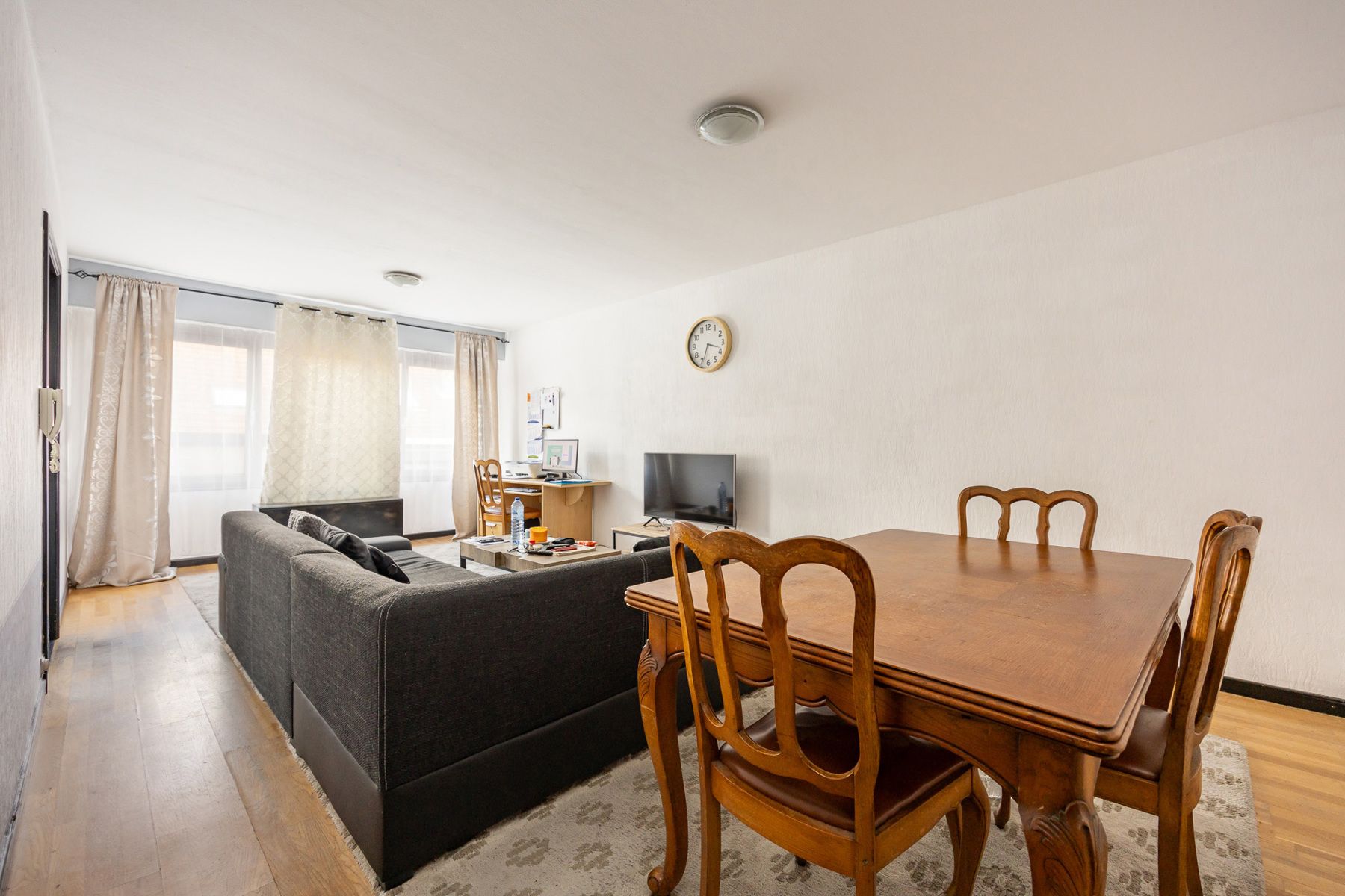 Een appartement op de tweede verdieping links met terras, autostaanplaats en garage. foto 8