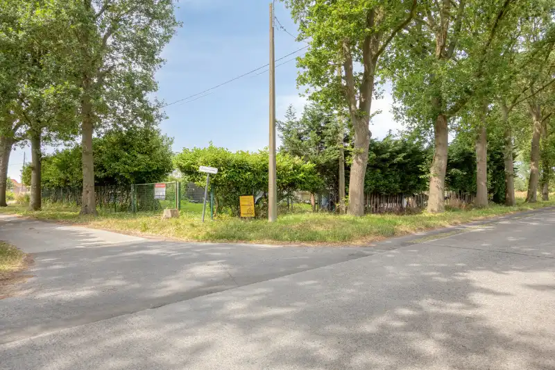 Rustig gelegen perceel van 1.288 m² in een groene omgeving foto {{pictureIndex}}