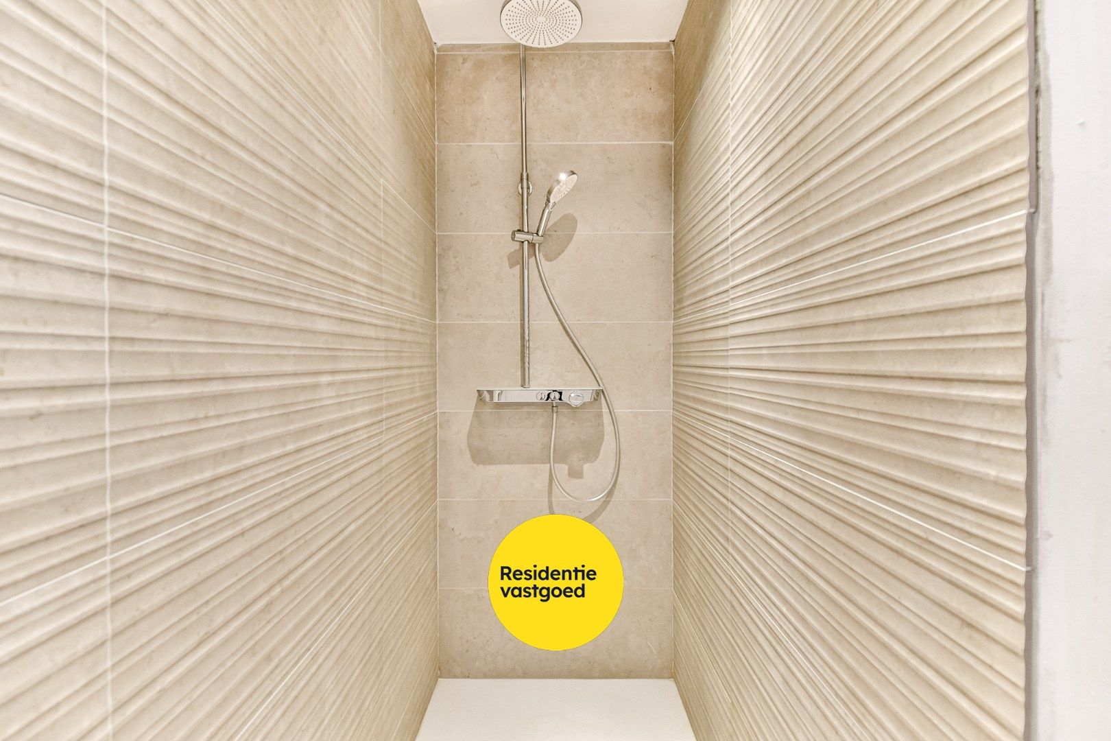 Volledig gerenoveerde halfopen woonst foto 15