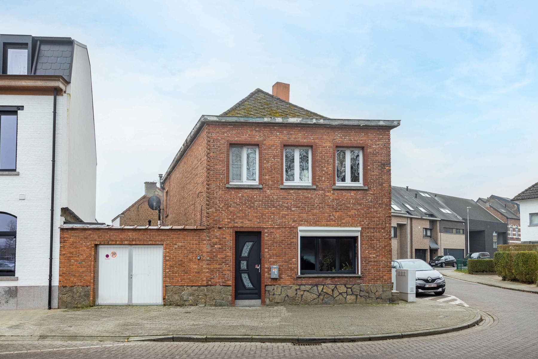 Te koop : Op te frissen woning foto {{pictureIndex}}