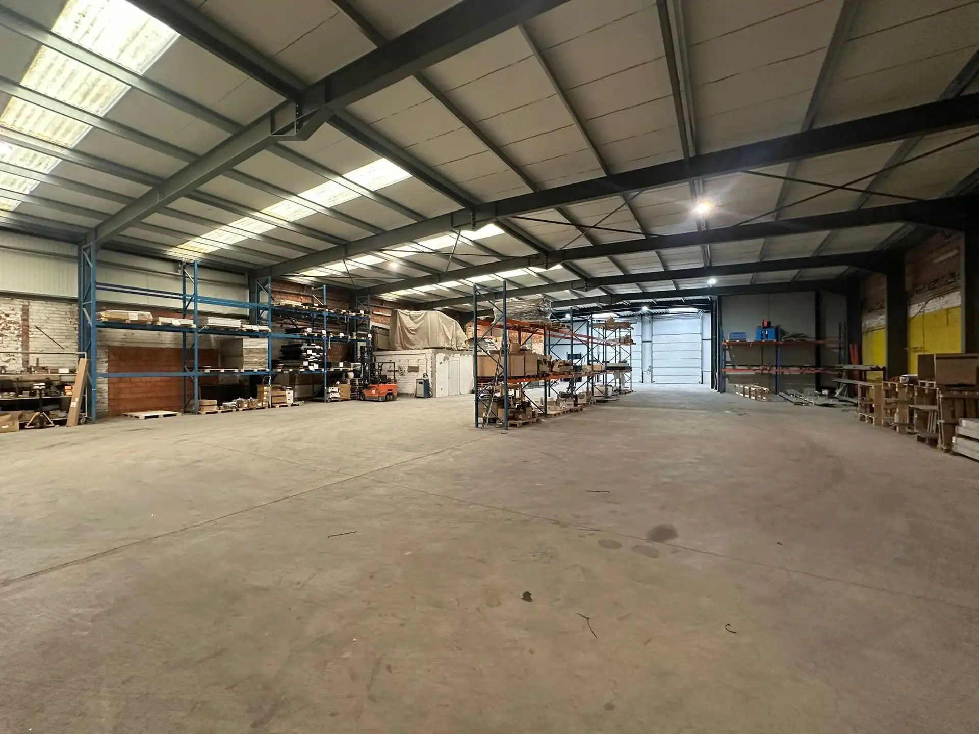 Magazijn + kantoor te huur foto 6