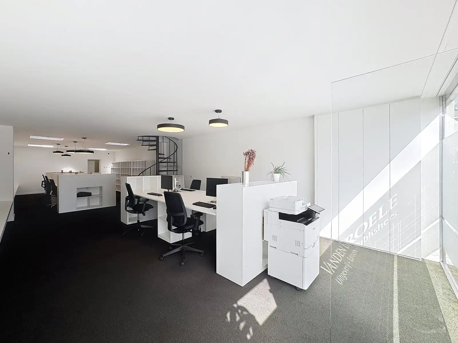 TOPLOCATIE: Lichtrijk en instapklare KANTOORGEBOUW (13 werkplaatsen) met ruime (198 P) parkeergelegenheid voor de deur! Vlakbij het station van Brugge. foto 3