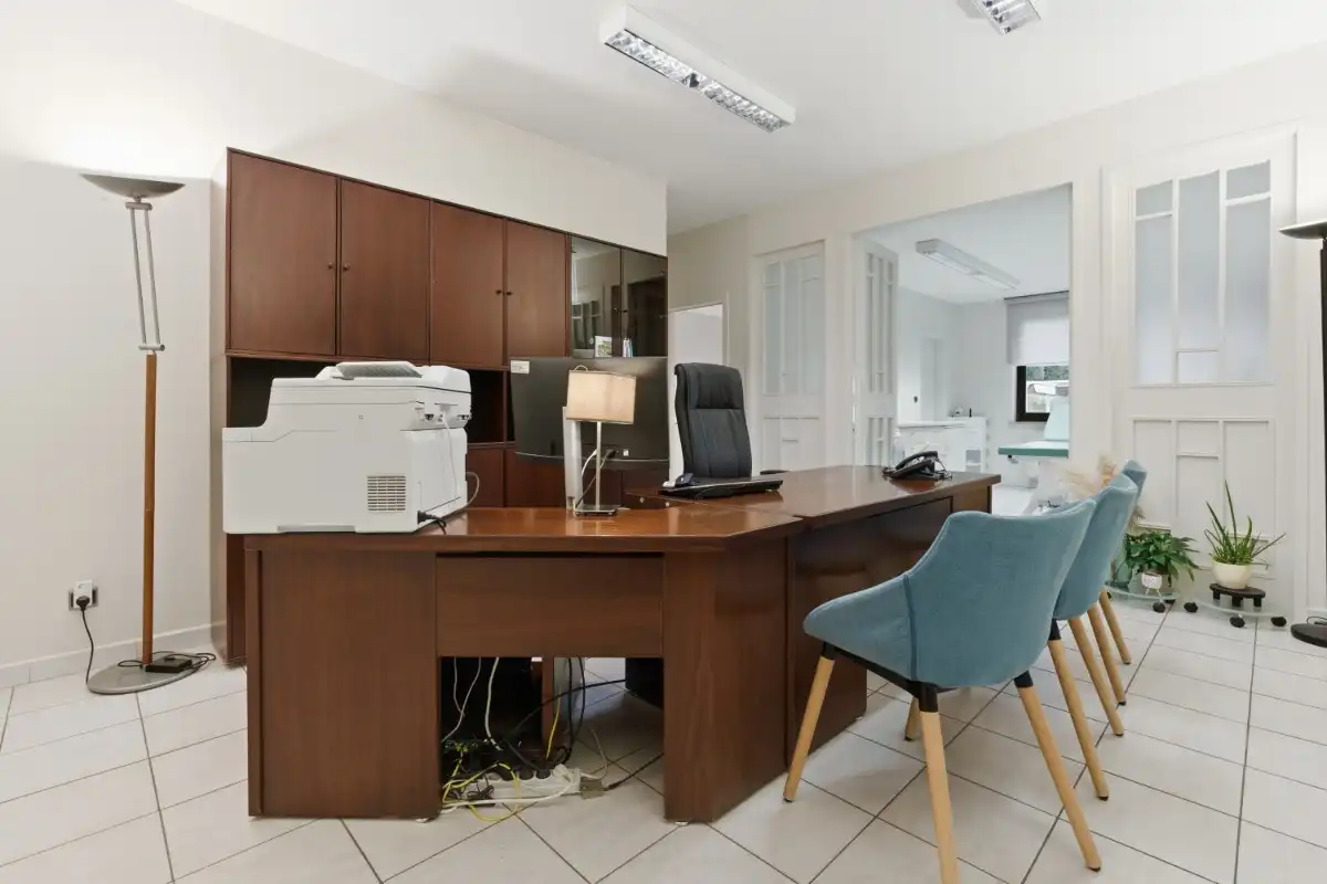 Handelspand / praktijkruimte te huur – centrum Veurne | 980 €/maand foto 2