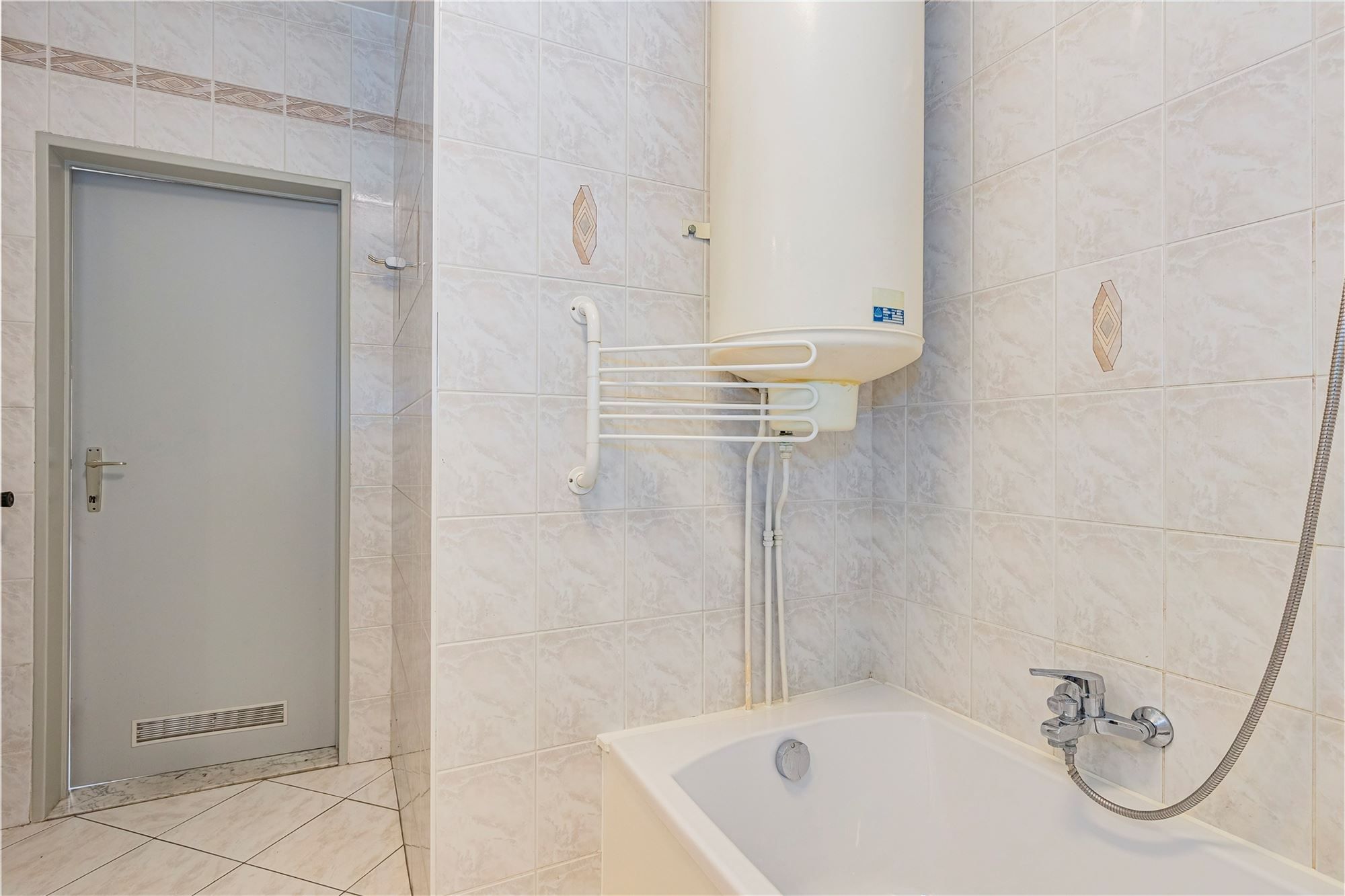 Ruim op te frissen 2 slk appartement met terras foto 19