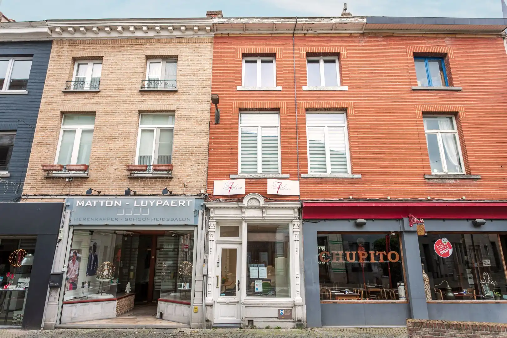 Stadswoning met mogelijke praktijkruimte te centrum Halle foto {{pictureIndex}}