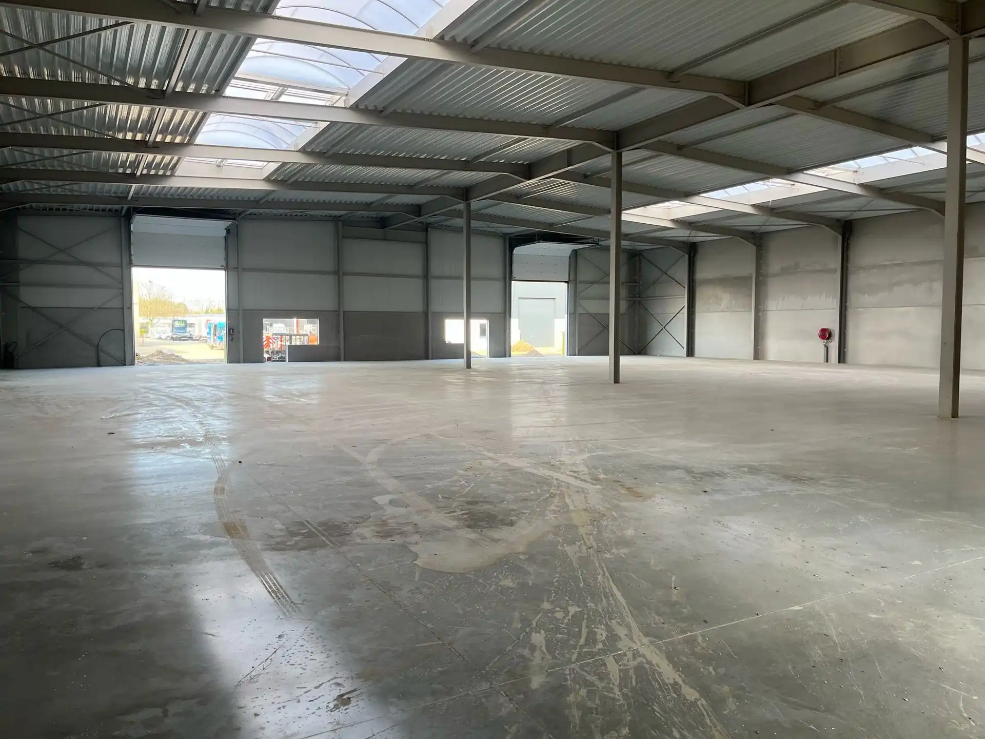 Te koop: Magazijn 1.400m² foto {{pictureIndex}}