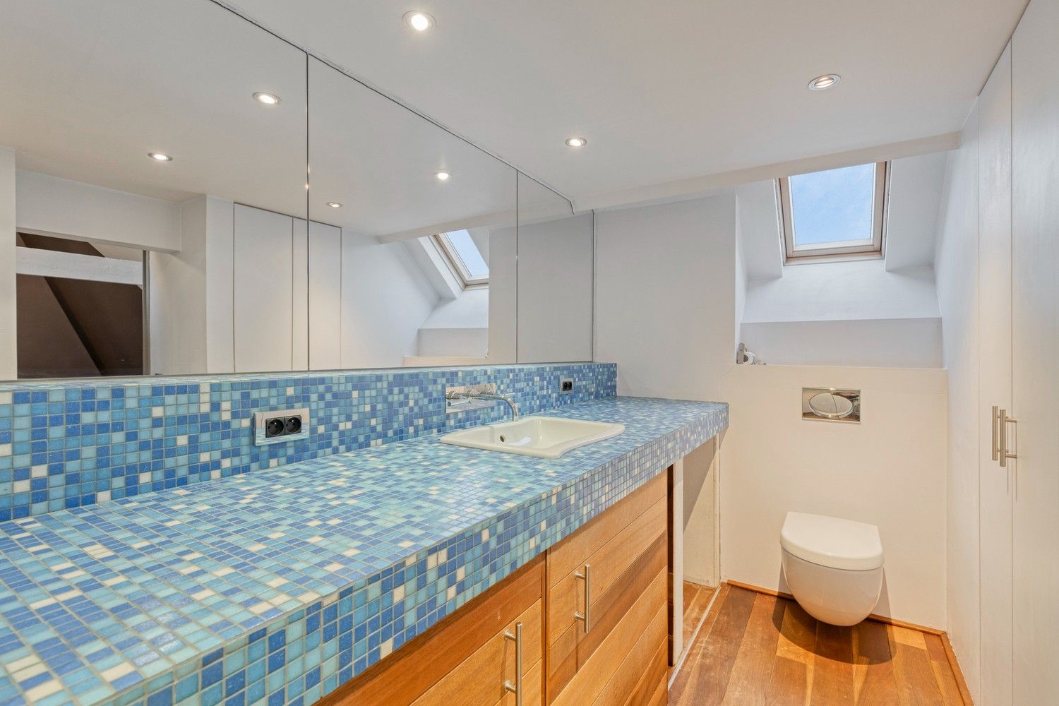 Karaktervol duplexappartement in authentiek herenhuis nabij de Coupure. foto 10