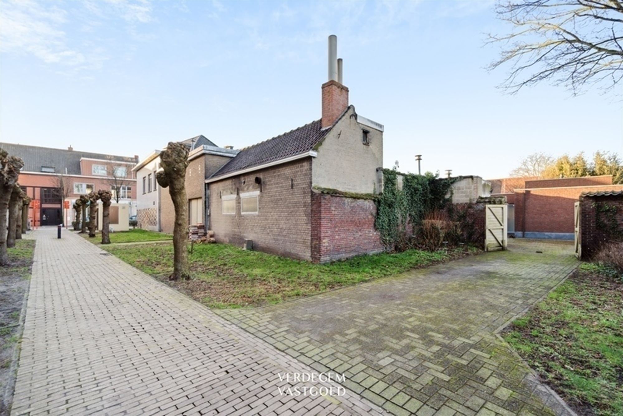 Centraal gelegen pand met praktijkruimte, kantoor of winkel van 225m² + appartement + tuin met studio foto 2