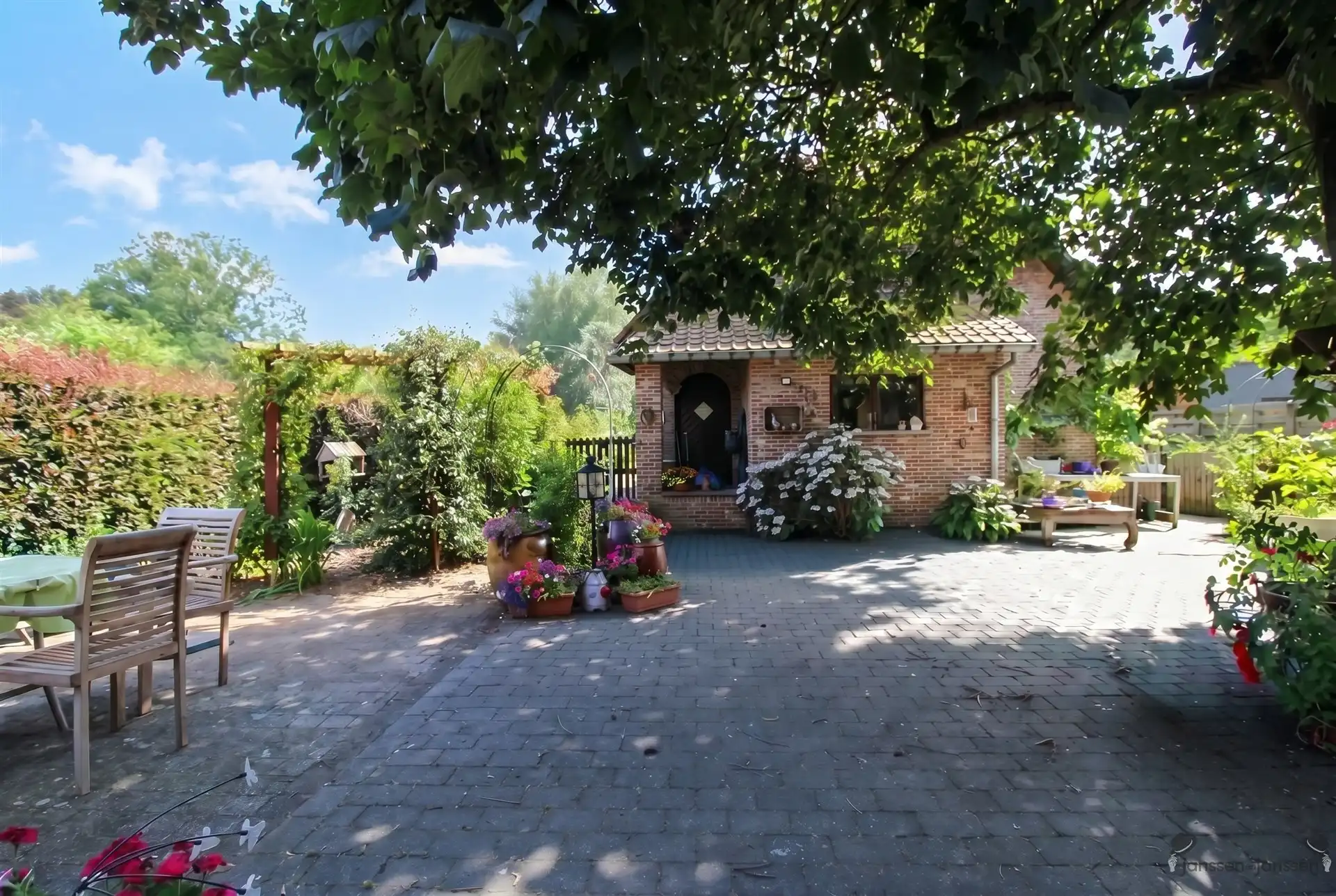 Ruime villa op perceel van 1000m², ideaal voor zelfstandige activiteit foto 12