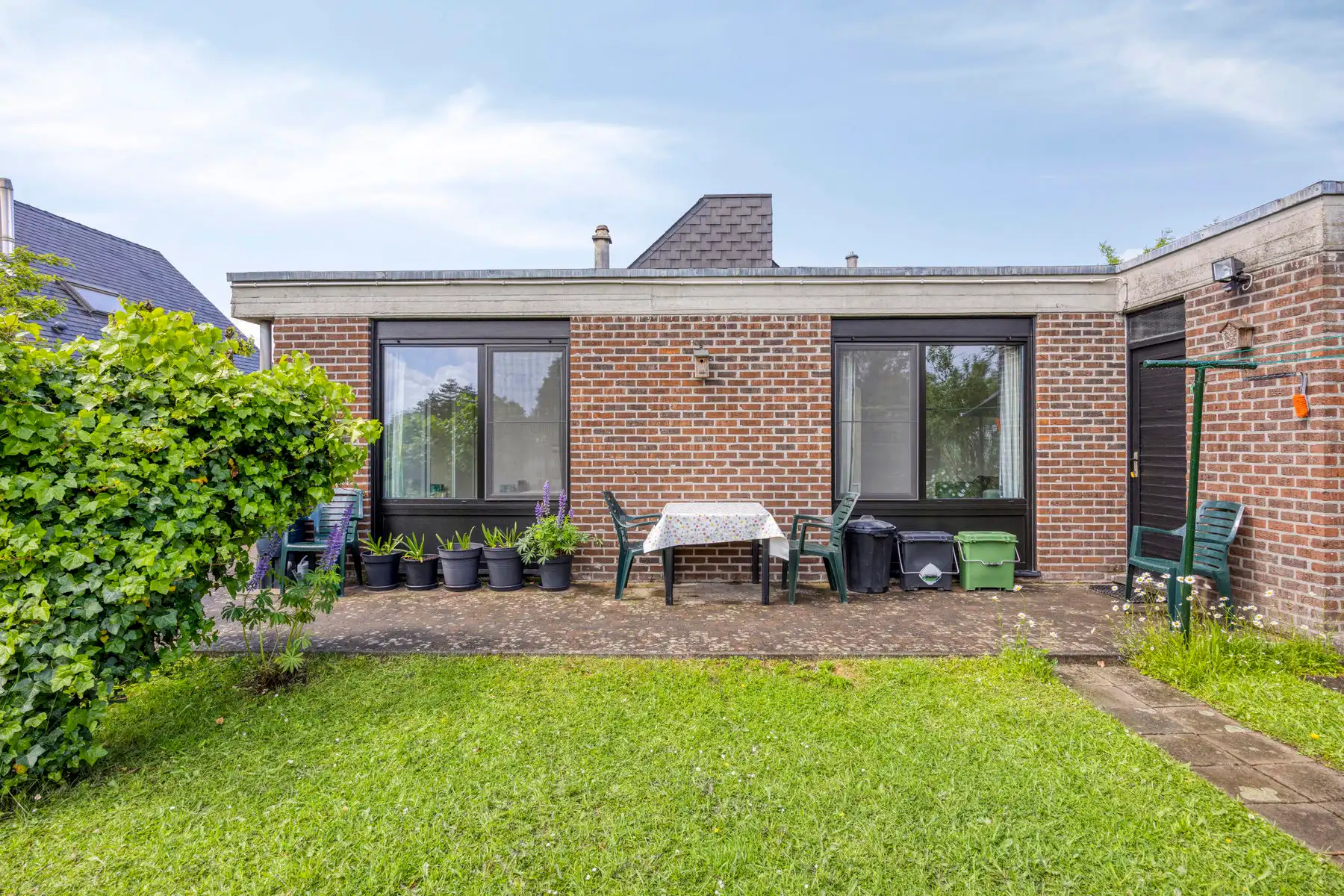 Bungalow met 4 slaapkamers, zonnepanelen, tuin en garage foto 24