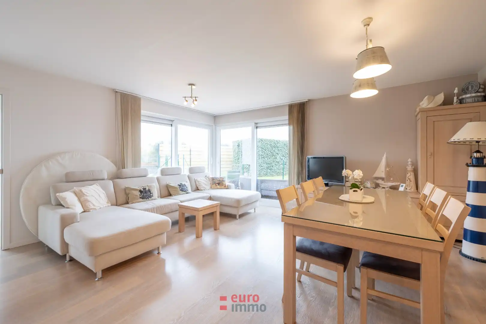 Lichtrijk hoekappartement met zonnige tuin en verwarmd buitenzwembad foto 5