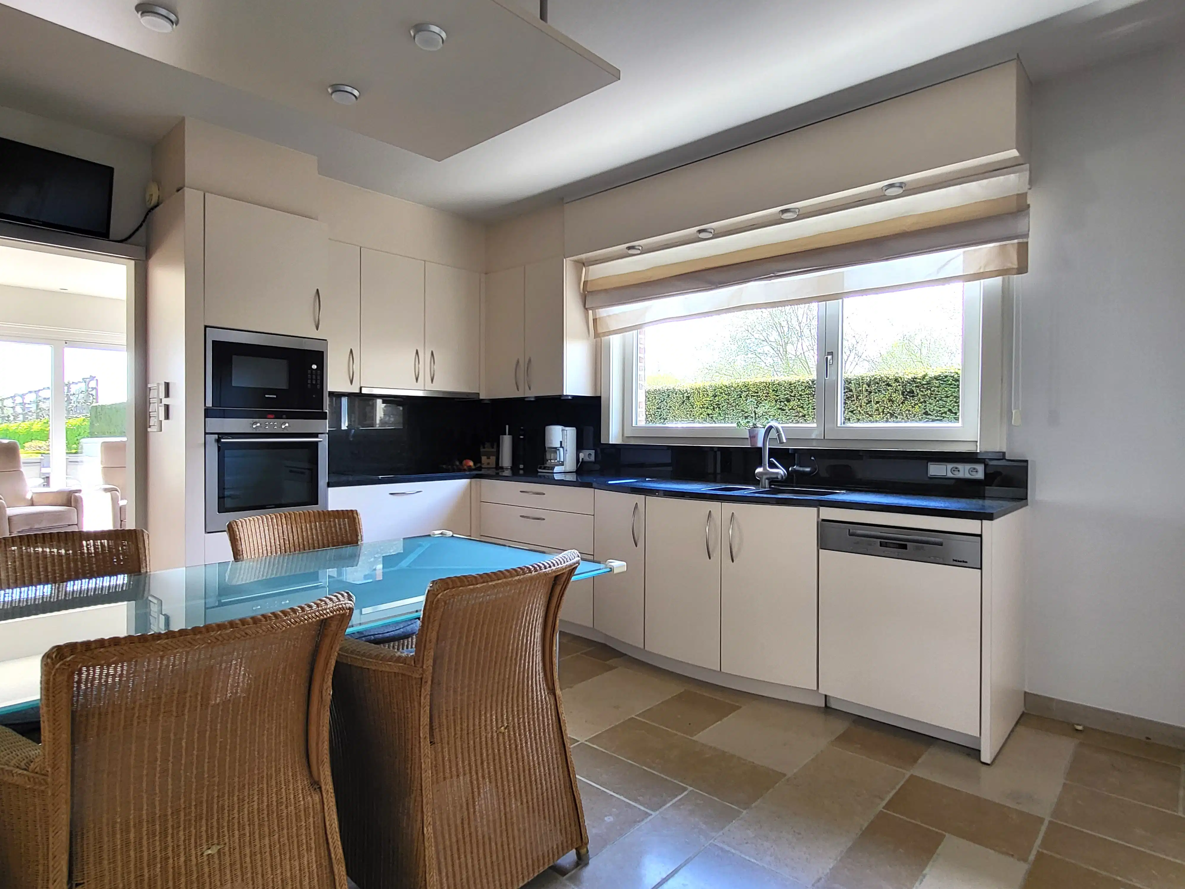 Deze ruime en uitstekend onderhouden villa-bungalow op een perceel van 1.264 m² combineert comfort, functionaliteit en een aangename woonbeleving met een zuidgericht terras en een prachtig aangelegde tuin met zwembad en badhuis.  foto 16