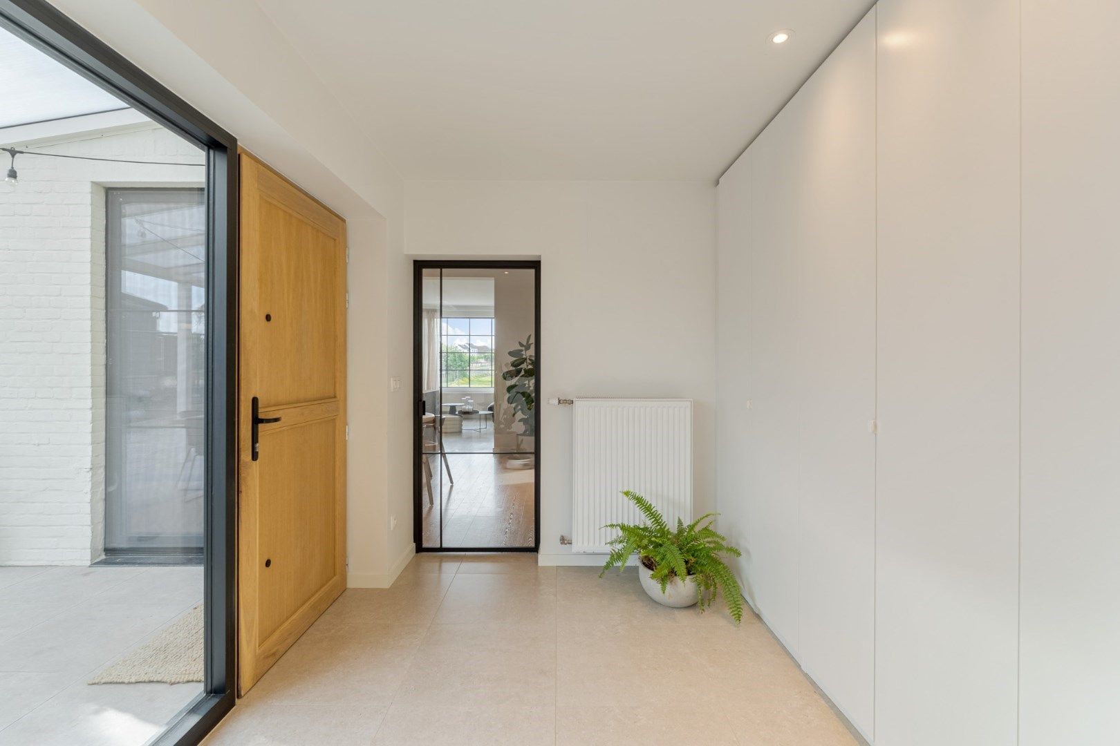 Knap en zeer grondig gerenoveerde halfvrijstaande woning met 4 slaapkamers en tuin in het mooie landelijke Jesseren foto 6