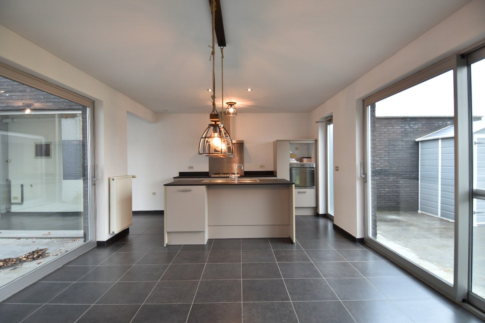 Vernieuwde eigendom met garage, tuin en topligging te koop aan de rand van Gullegem foto 2