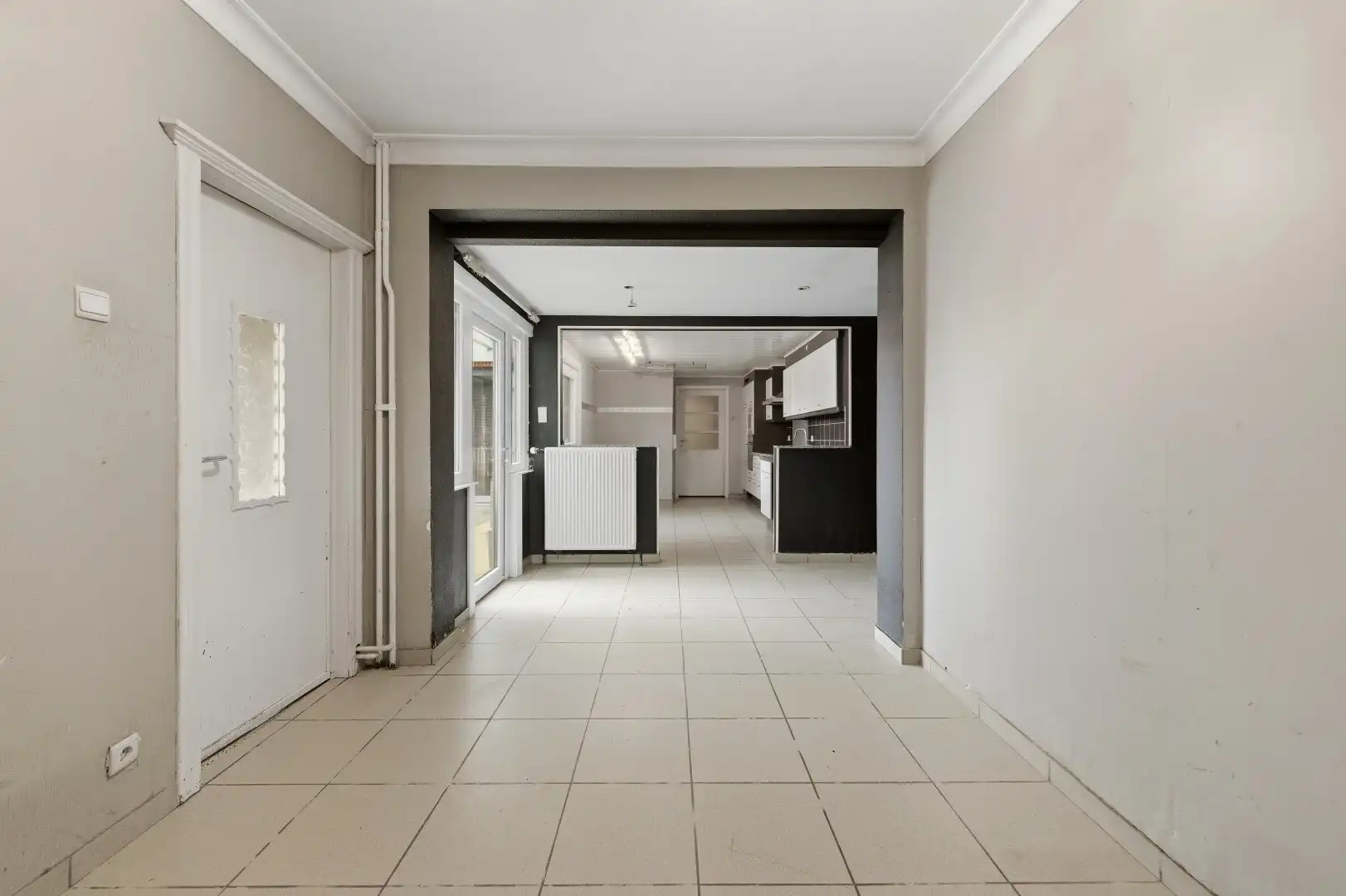 Op te frissen open bebouwing met veel ruimte en potentieel foto 9