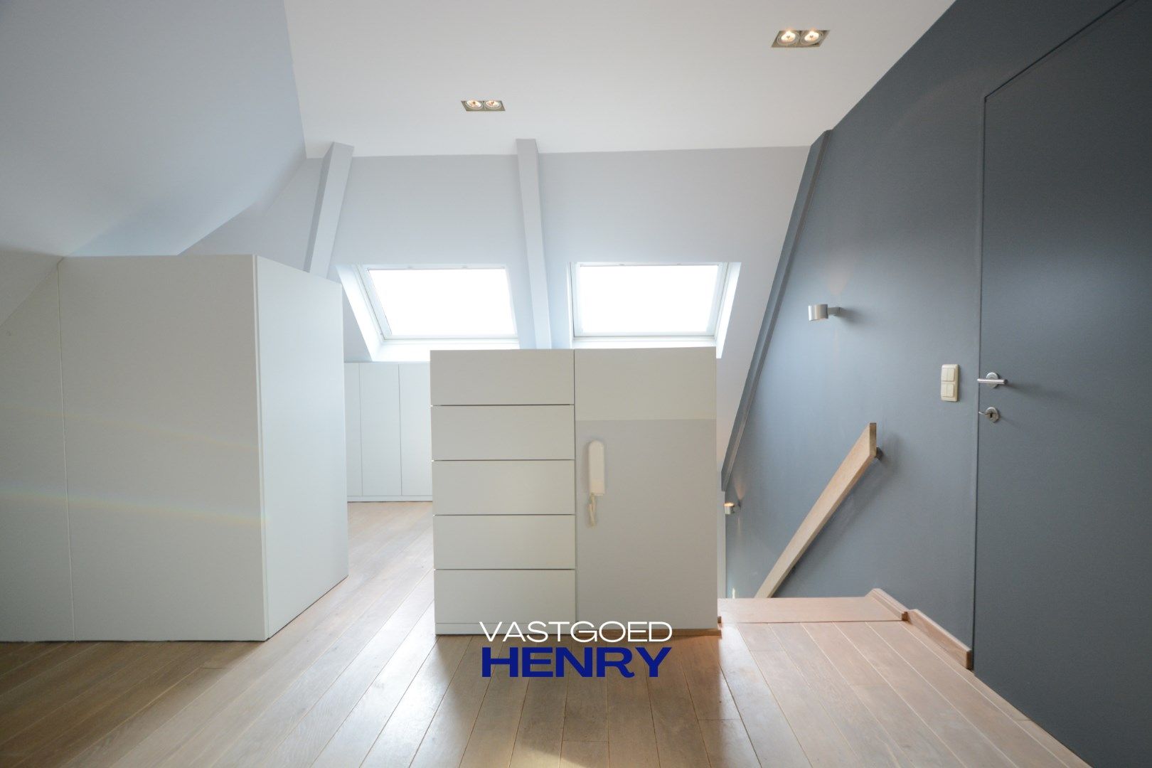 Duplex twee slaapkamer appartement met privé parkeerplaats inbegrepen! foto 14