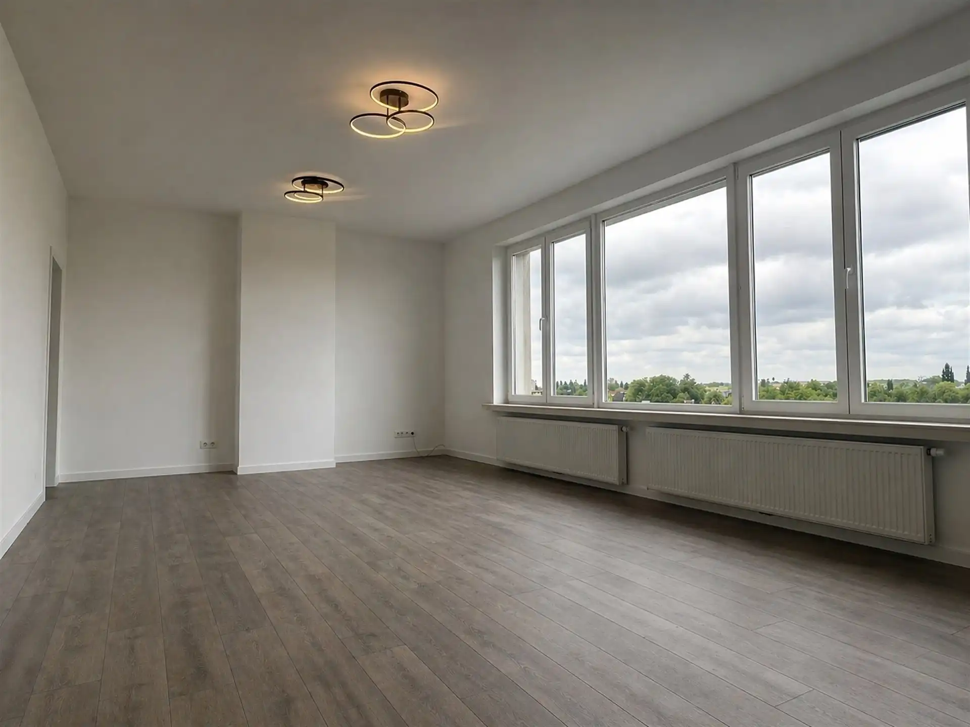 ruim appt met veel lichtinval in hartje Wilrijk! foto 2