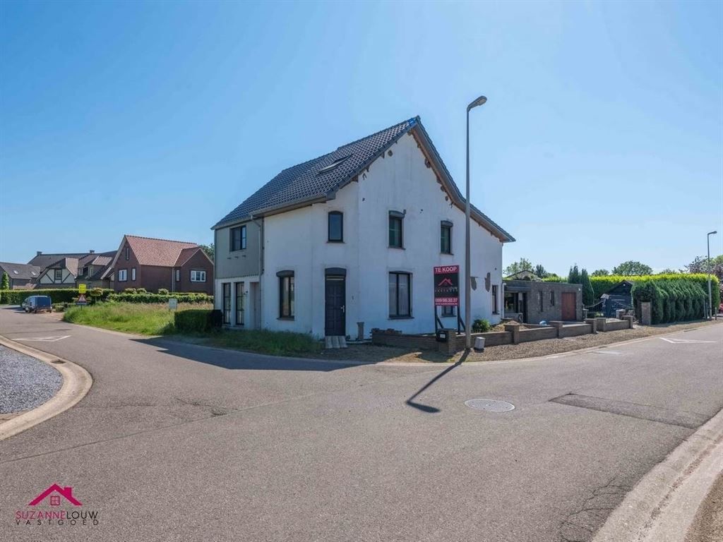 Half-vrijstaande woning, te renoveren/verder af te werken foto 1