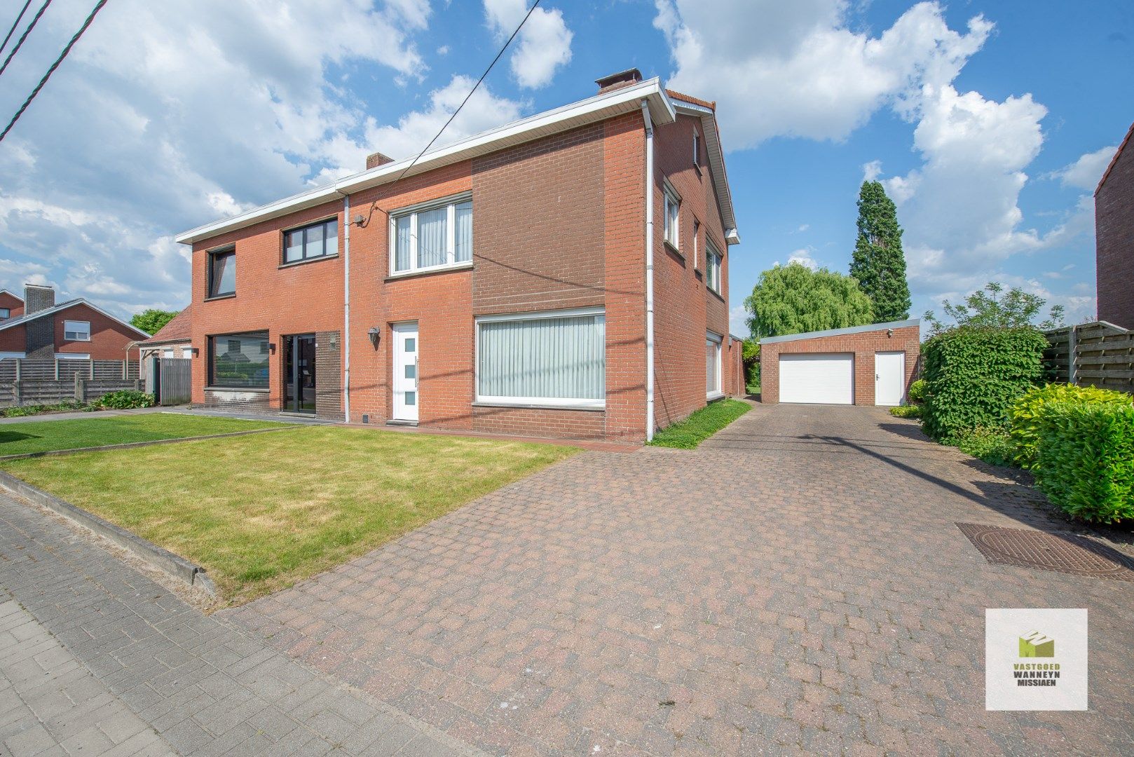 Hoofdfoto van de publicatie: Ruime half open bebouwing met 5 slpk, tuin, terras en garage in centrum Wingene