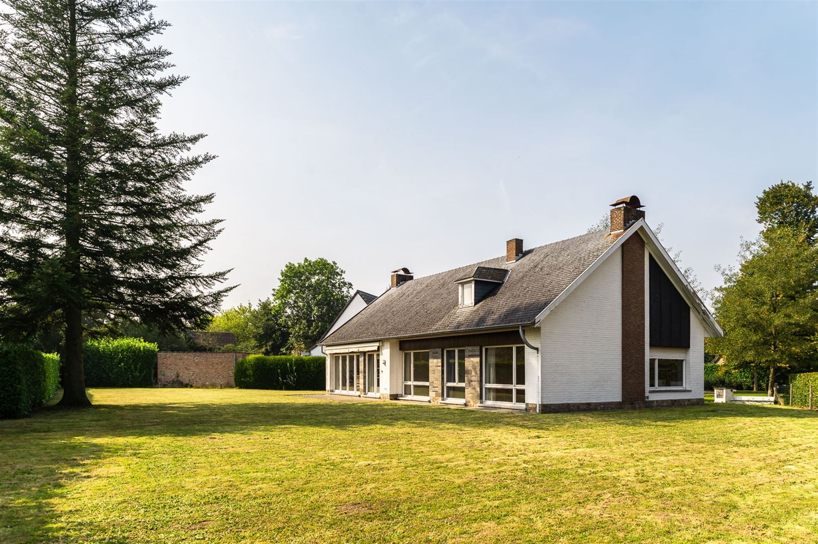 Villa voor renovatie op een ruim perceel foto 1