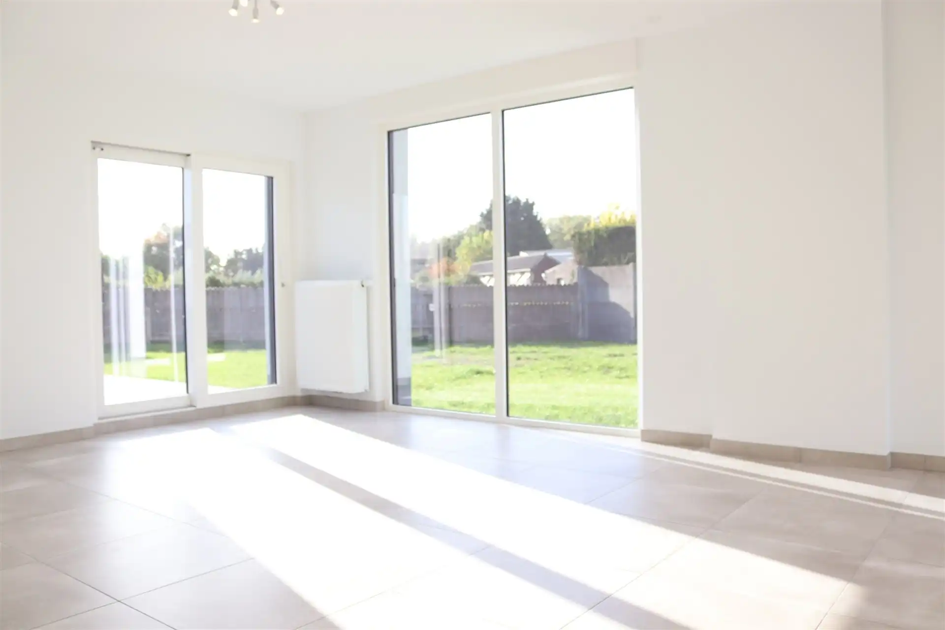 Gunstig gelegen ruime woning met garage en tuin.  foto 2