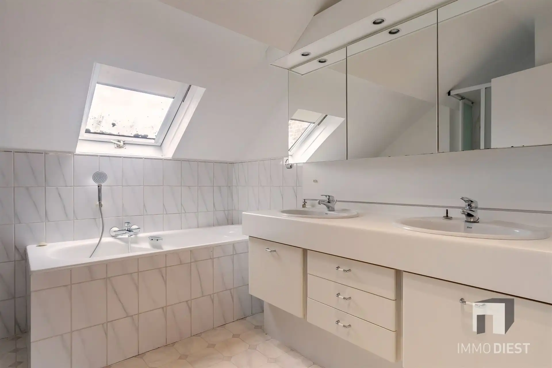 Elegante woning met vele mogelijkheden, gezellige tuin en dubbele garage foto 38