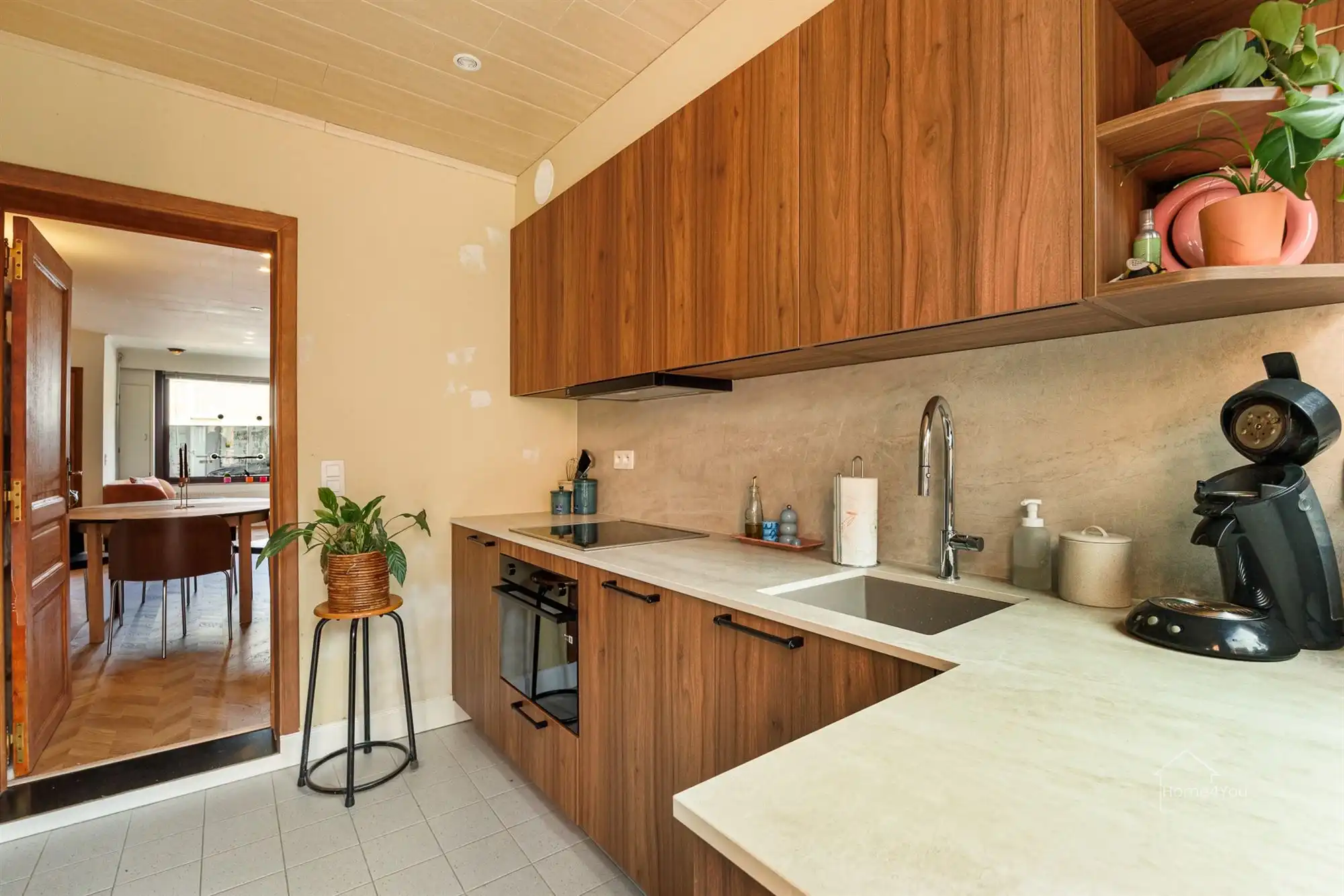 Instapklaar rijhuis met 2 slpk, vernieuwde keuken & badkamer foto 8