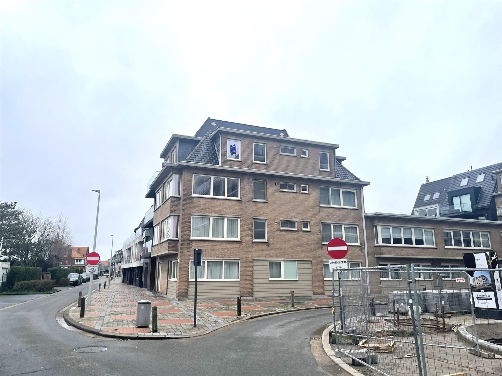 Gerenoveerd hoek appartement met 2 slaapkamers. foto 1