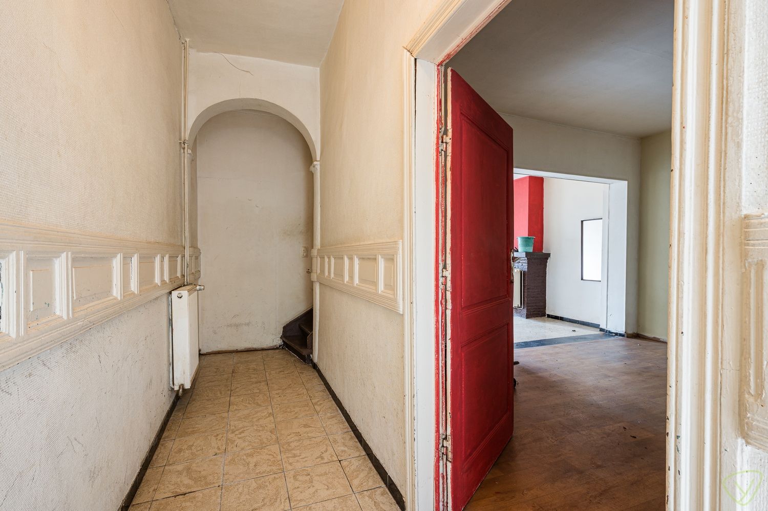 Op te frissen woning met verrassend ruime stadstuin in hartje Eeklo foto 2