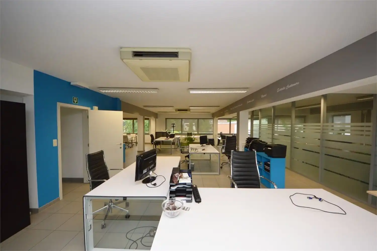 INSTAPKLAAR KANTOOR MET 6 PRIVE PARKEERPLAATSEN NABIJ E40 KAREELSTRAAT foto 8