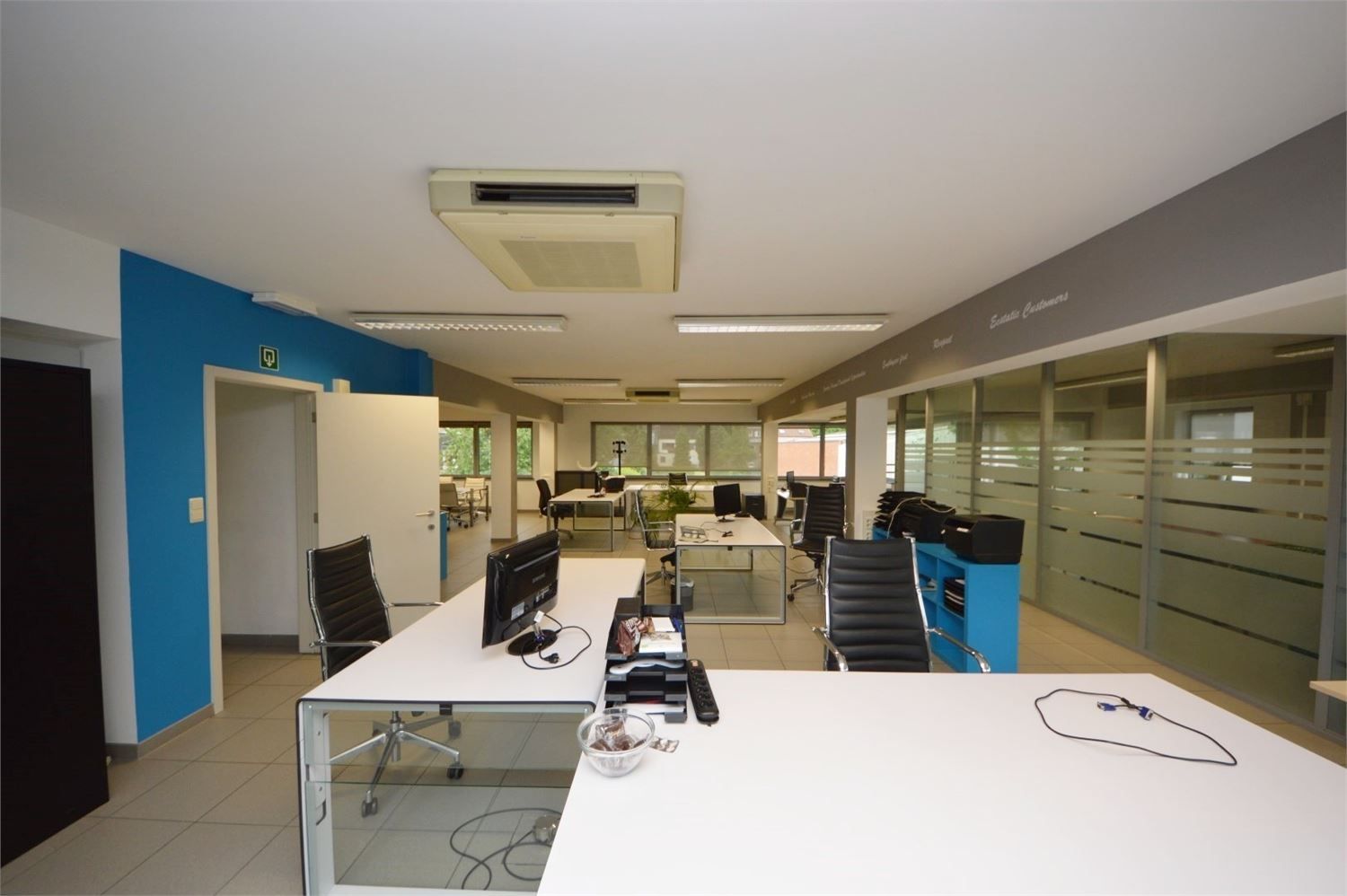 INSTAPKLAAR KANTOOR MET 6 PRIVE PARKEERPLAATSEN NABIJ E40 KAREELSTRAAT foto 8