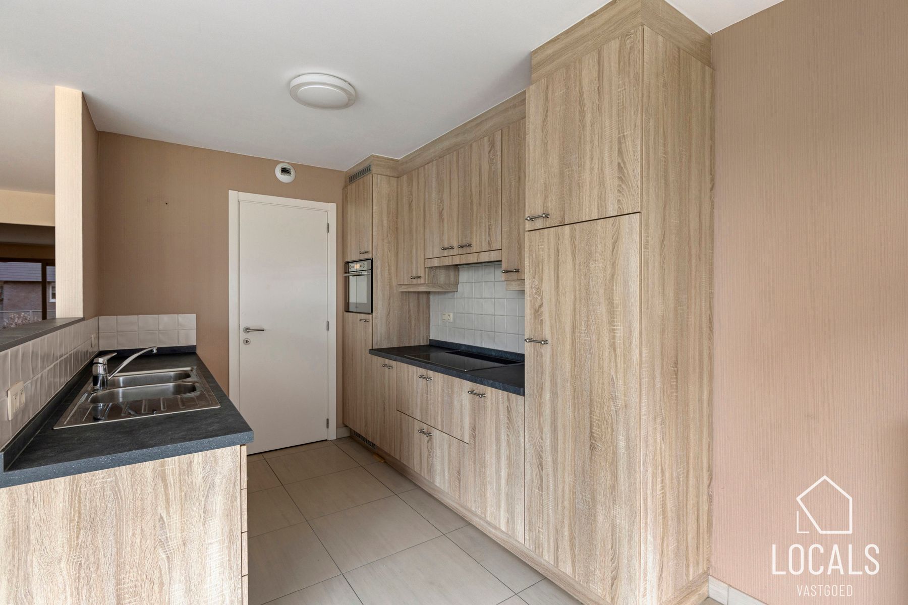Ruim 2-slpk appartement met terras in centrum Ninove foto 9