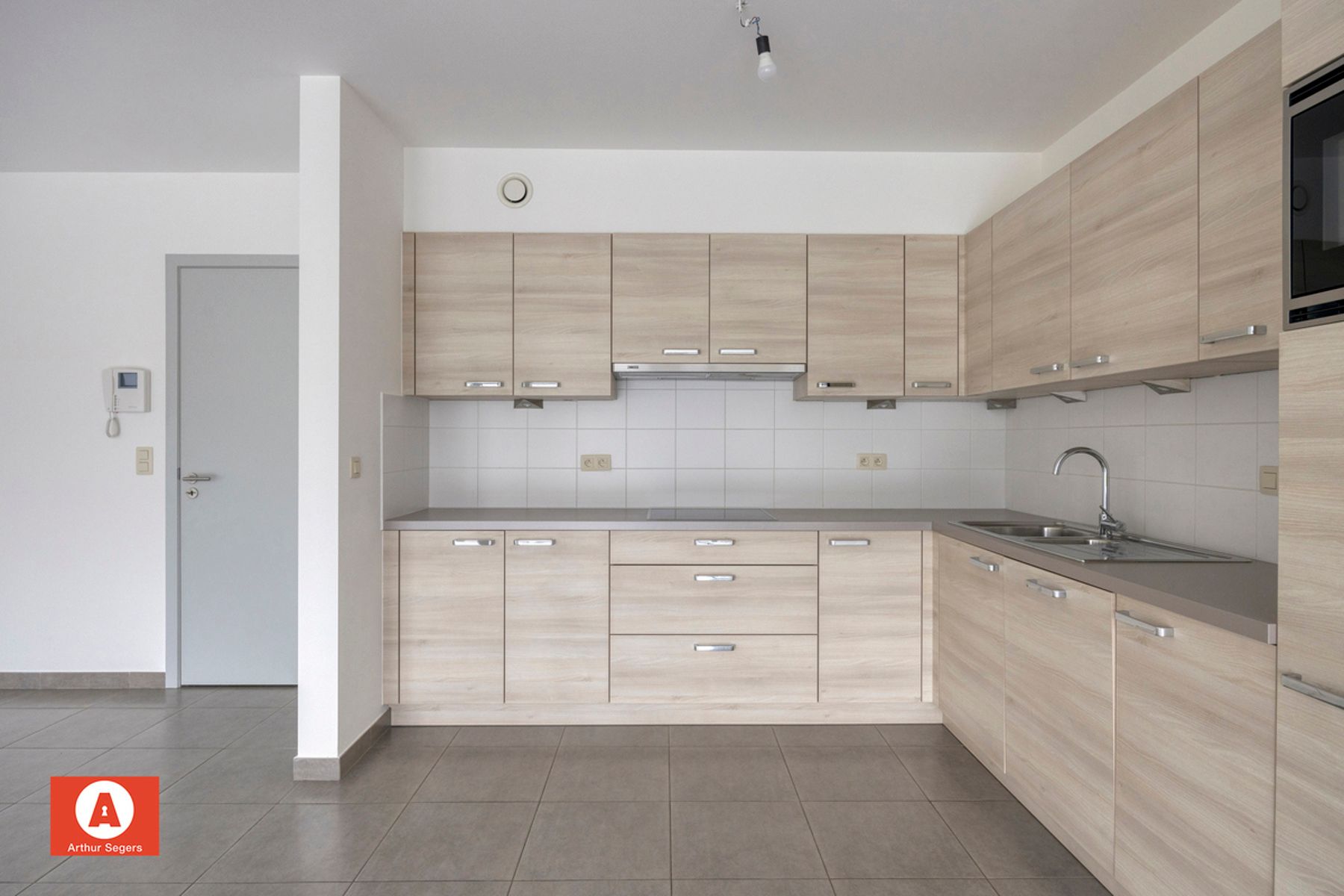 Recent Gelijkvloers appartement met tuin en parkeerplaats. foto 9