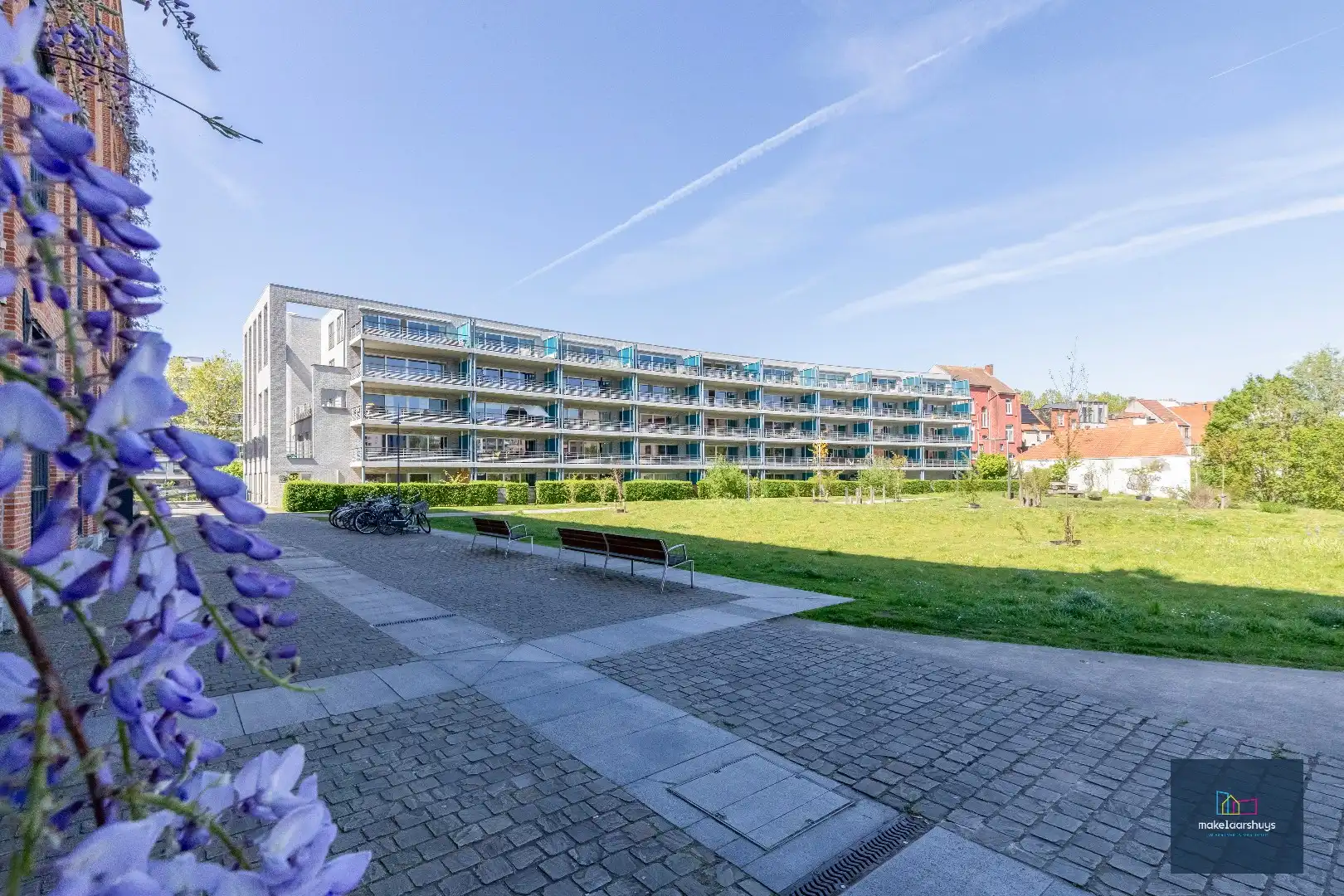 Stijlvol 2 slpk. appartement met ruim terras en staanplaats foto {{pictureIndex}}