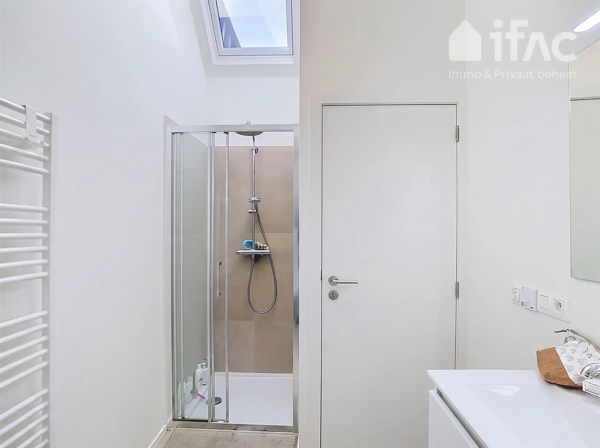 Prachtig afgewerkt duplex appartement met garage foto 16