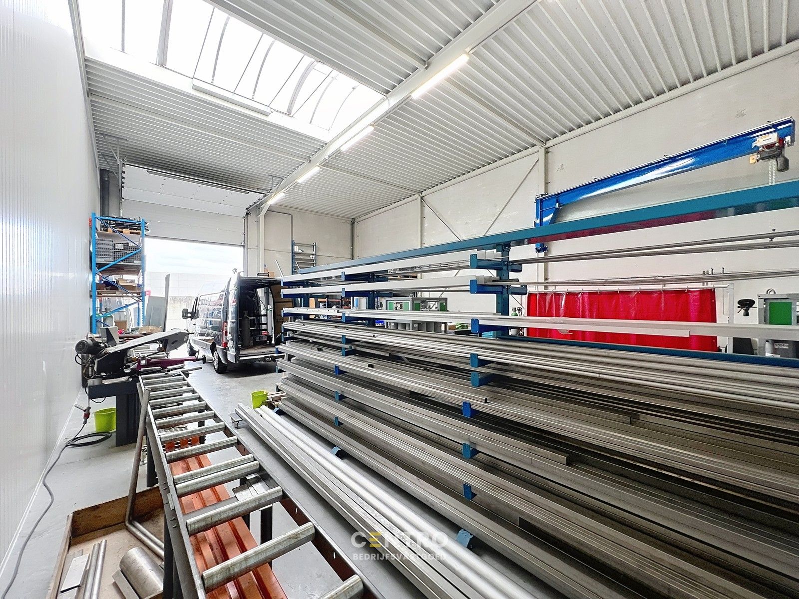 Instapklare OPSLAGRUIMTE / LOODS (216m²) voorzien van elektrische sectionaalpoort met aparte loopdeur en vrije hoogte van 7m! Op industriezone te Houthulst! foto 5