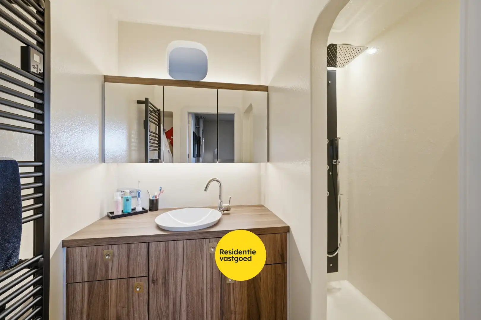 Unieke woonboot met B&B en vergunde ligplaats in Plassendale foto 17