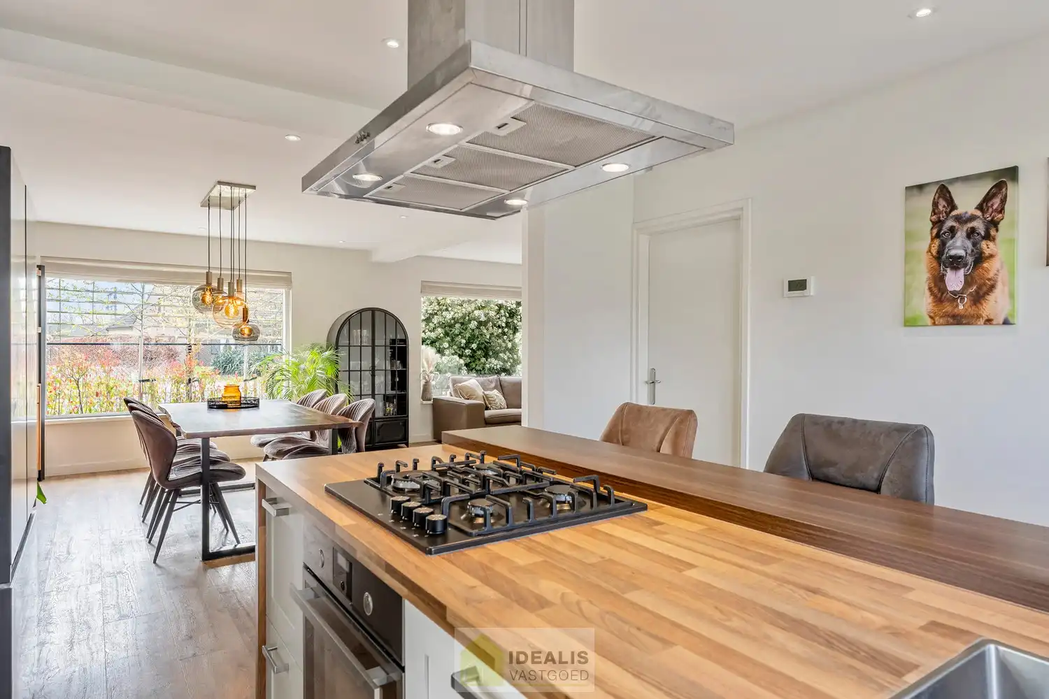 Recent gerenoveerde en perfect onderhouden eengezinswoning met lichtrijke leefruimte, praktisch uitgeruste keuken, 3 slaapkamers, knappe badkamer en knap bijgebouw! foto 20