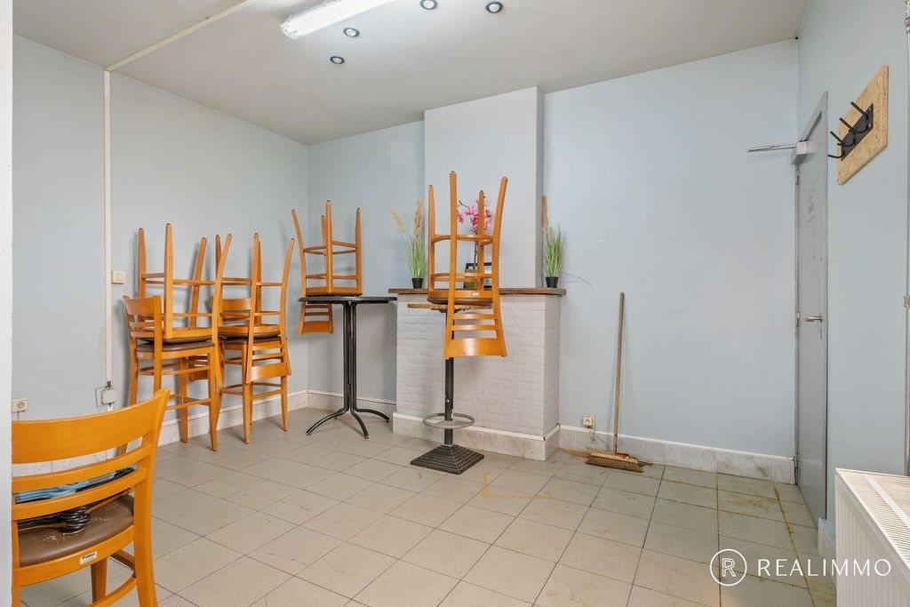 Veelzijdige eigendom met charmante gevel, buitenruimte en potentieel voor ruime woning foto 6