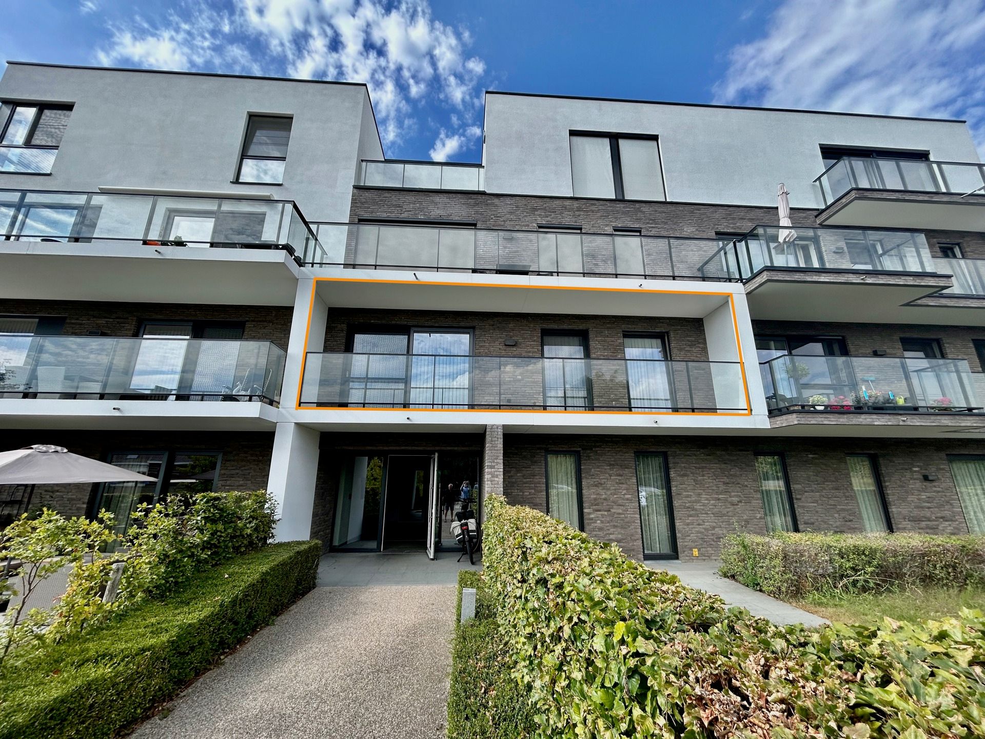 Nieuw appartement met terras en parking vlakbij het centrum! foto 2