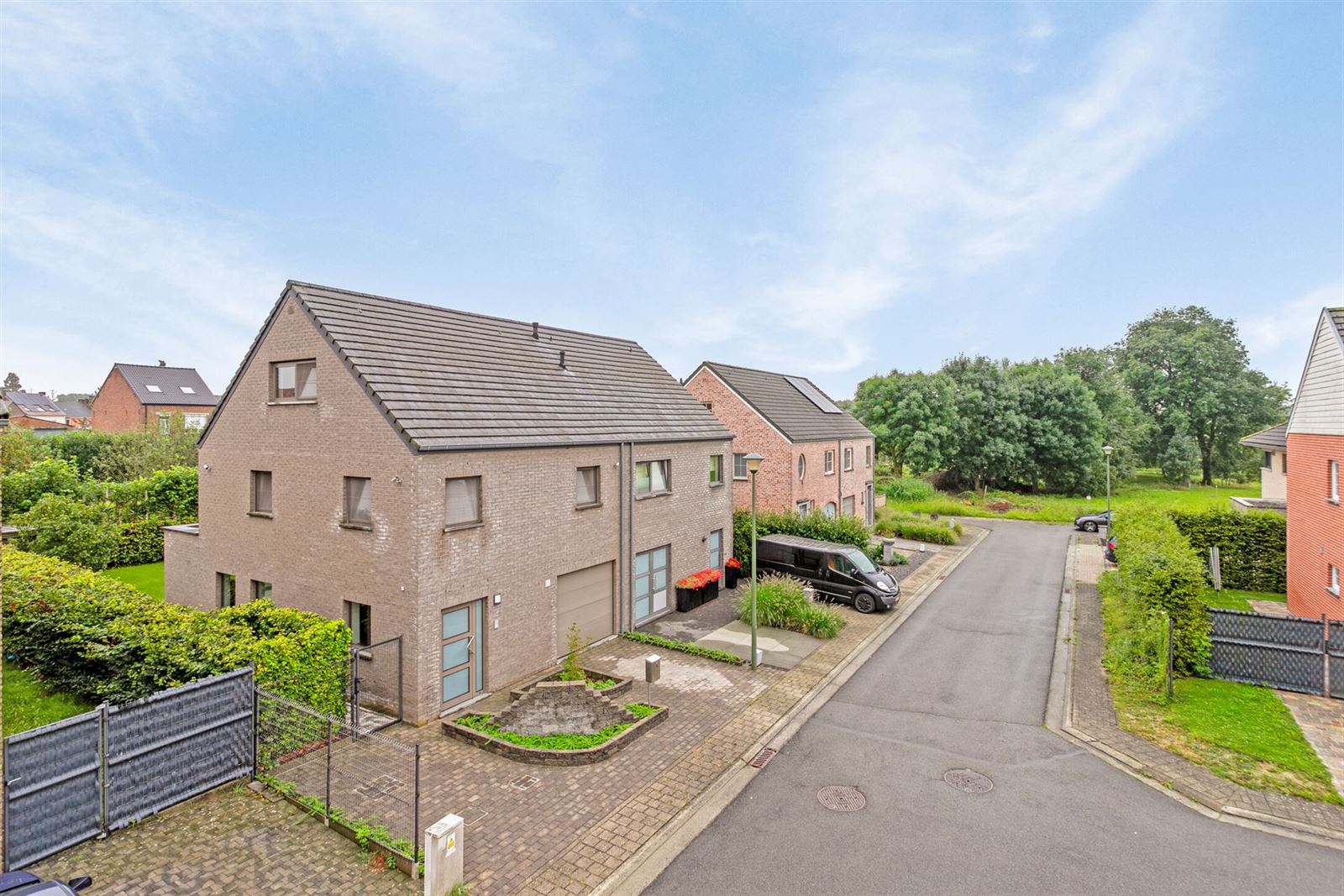 Energiezuinige, moderne 3-gevel woning met 4 slaapkamers, garage en tuin foto 1